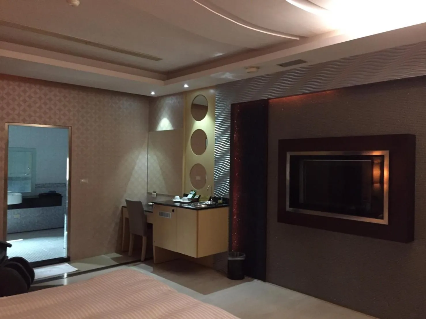 Library in Chateau Motel & Spa