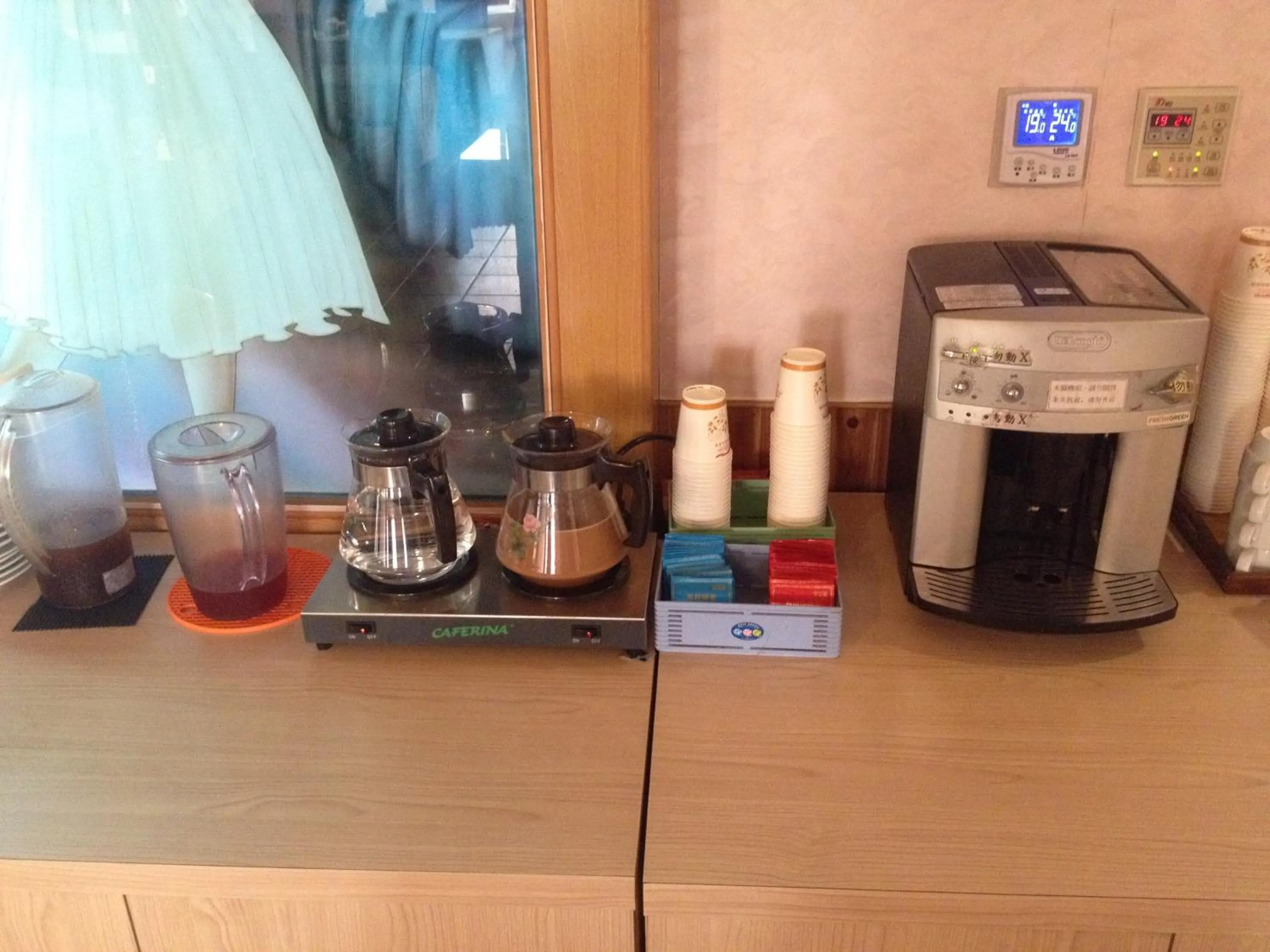 Coffee/tea facilities in Chateau Motel & Spa