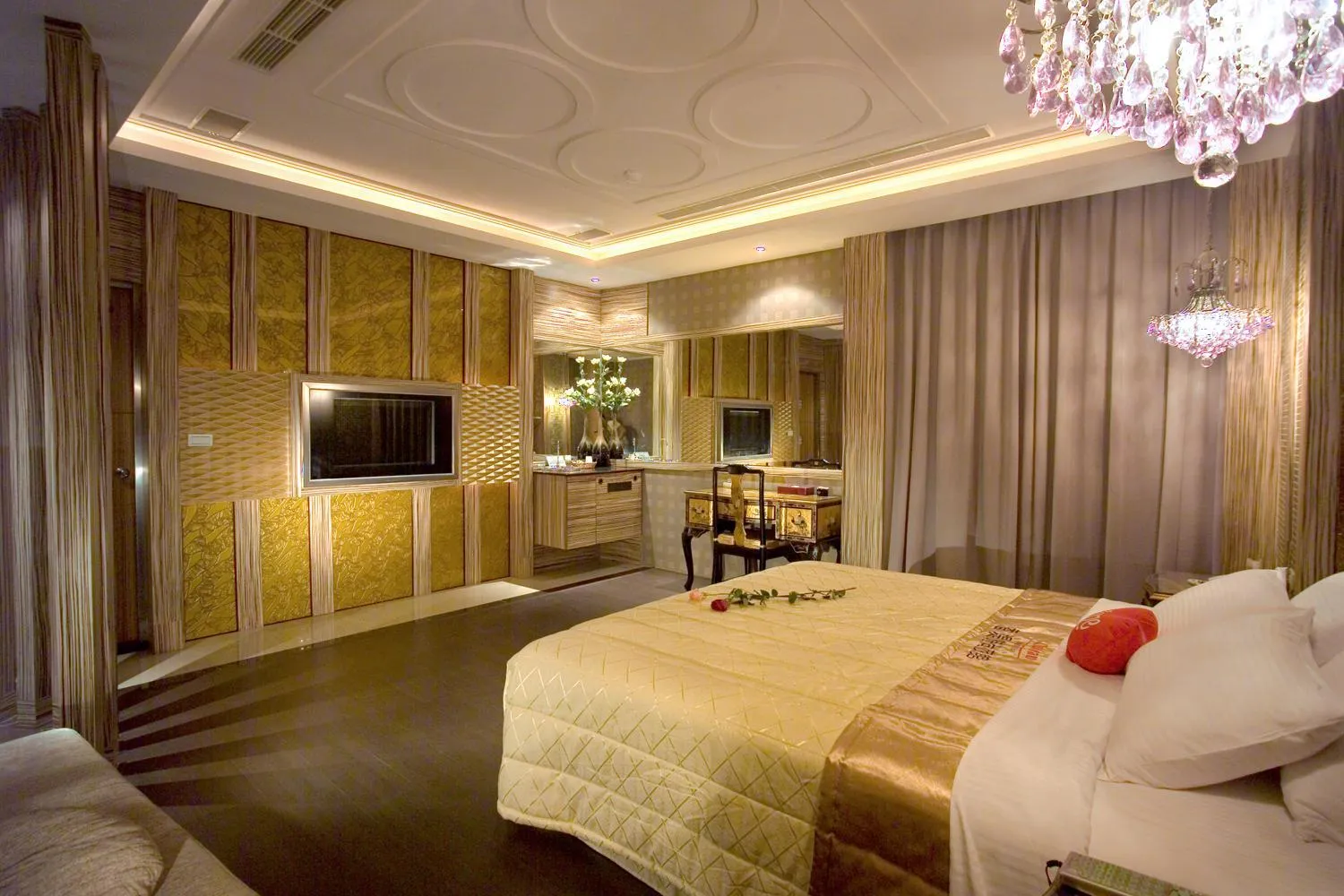 Shower, Bed in Chateau Motel & Spa