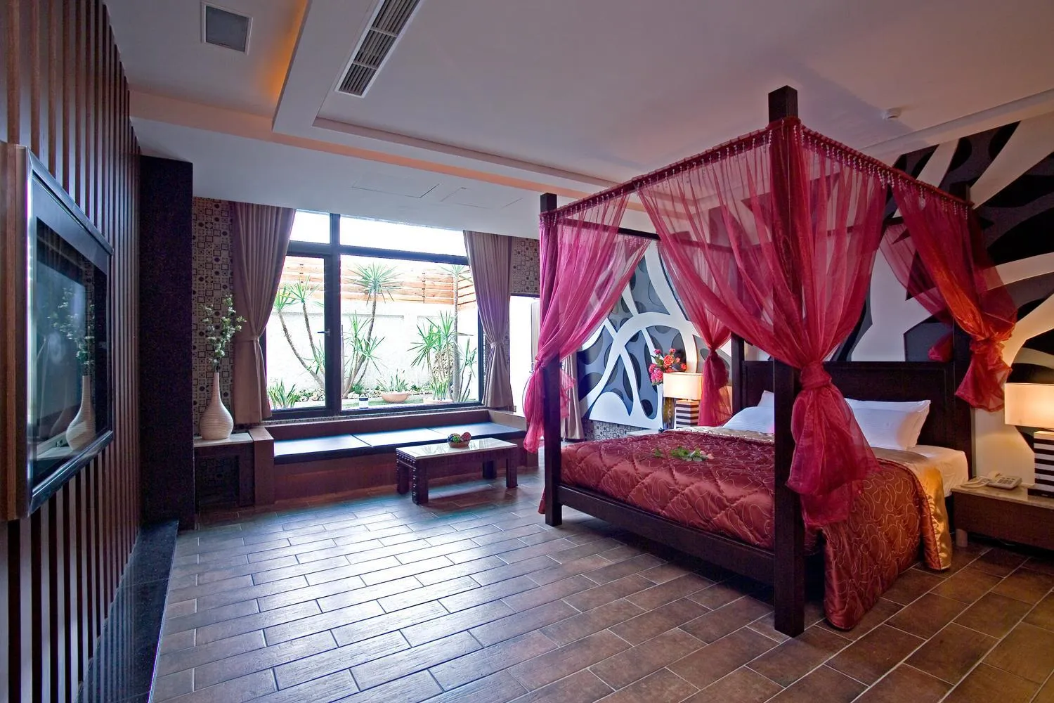 Shower, Bed in Chateau Motel & Spa