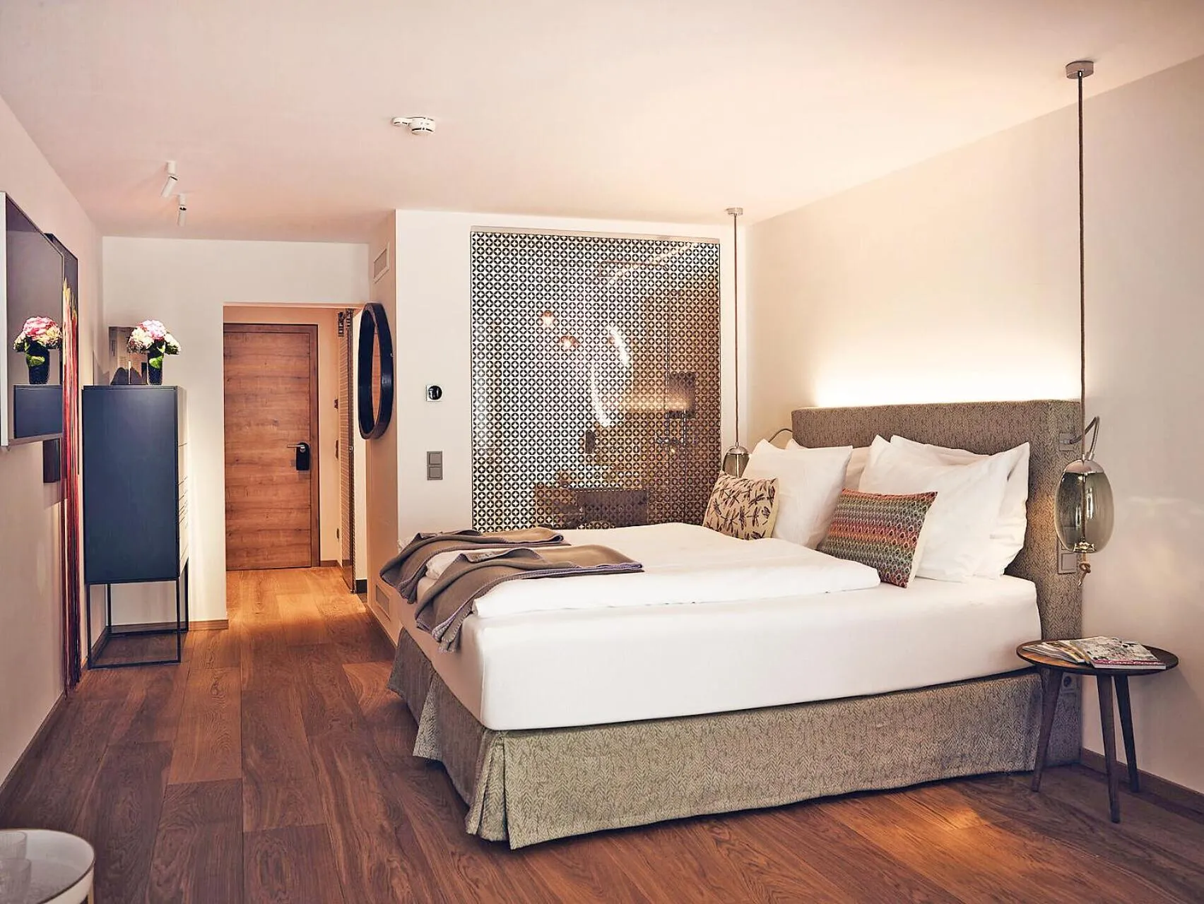 Bathroom, Bed in TAUROA Seehotel Grundlsee