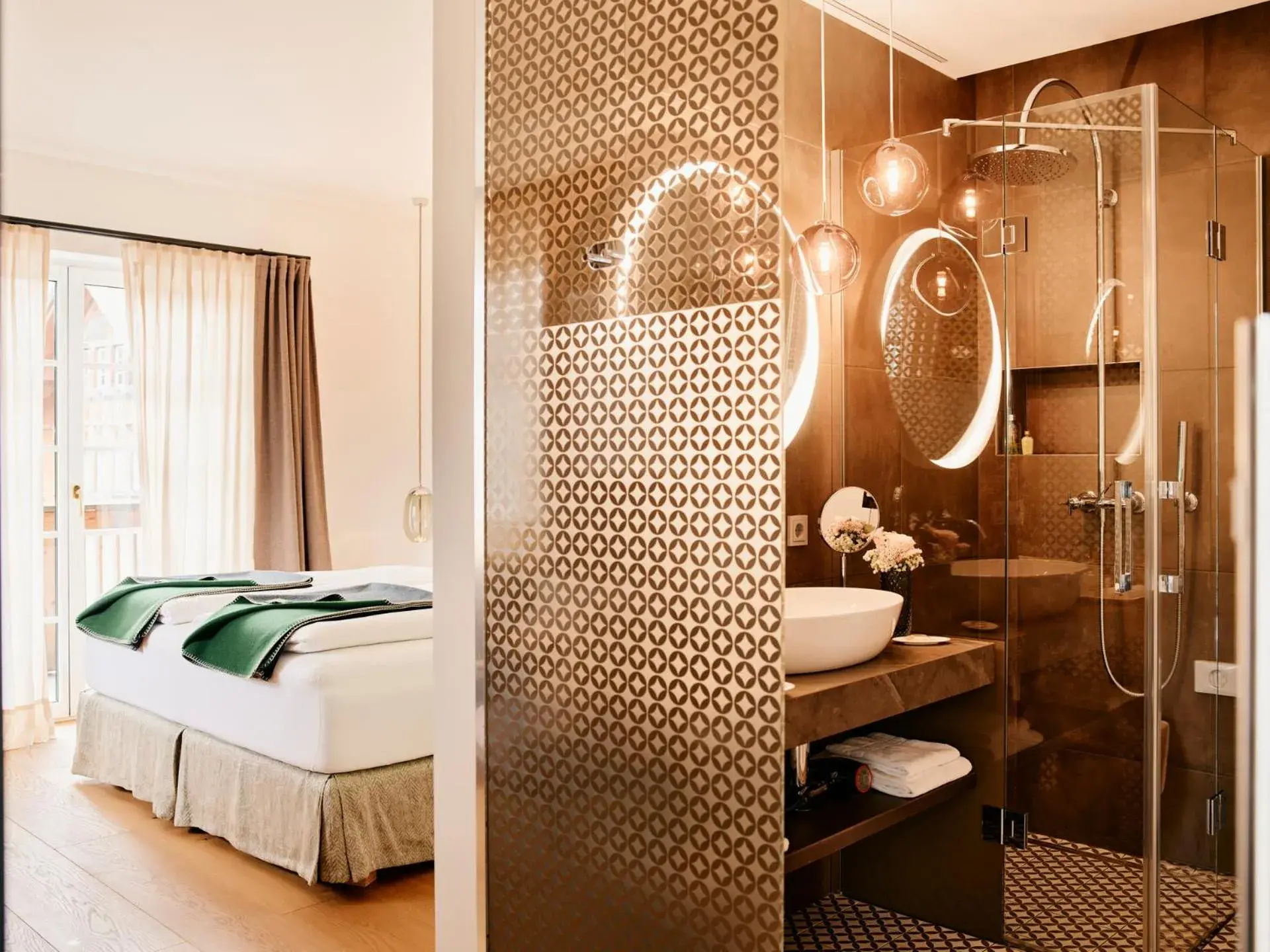 Shower, Bed in TAUROA Seehotel Grundlsee Shower, Bed in TAUROA Seehotel Grundlsee