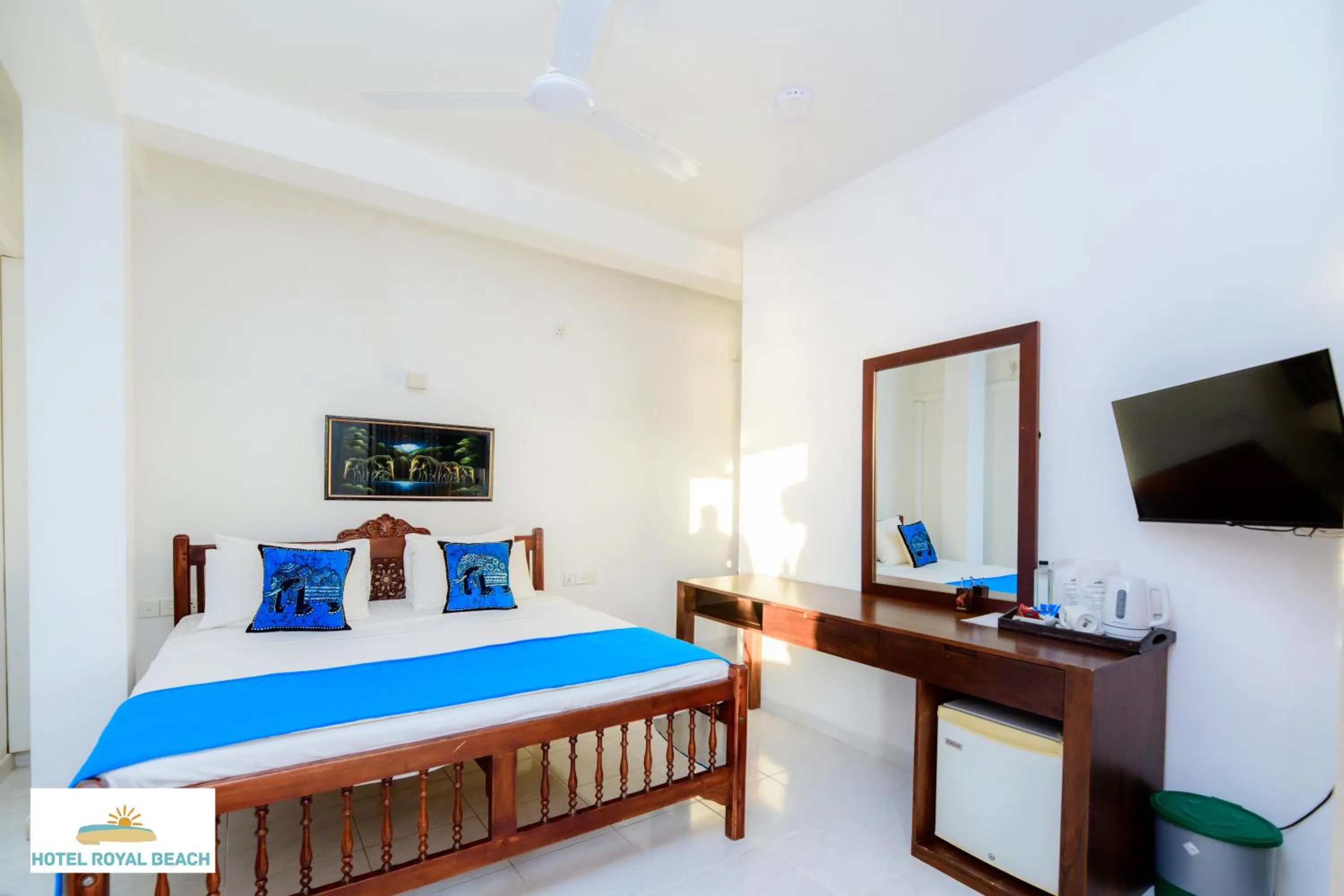 Bed in Royal Beach Hotel Hikkaduwa