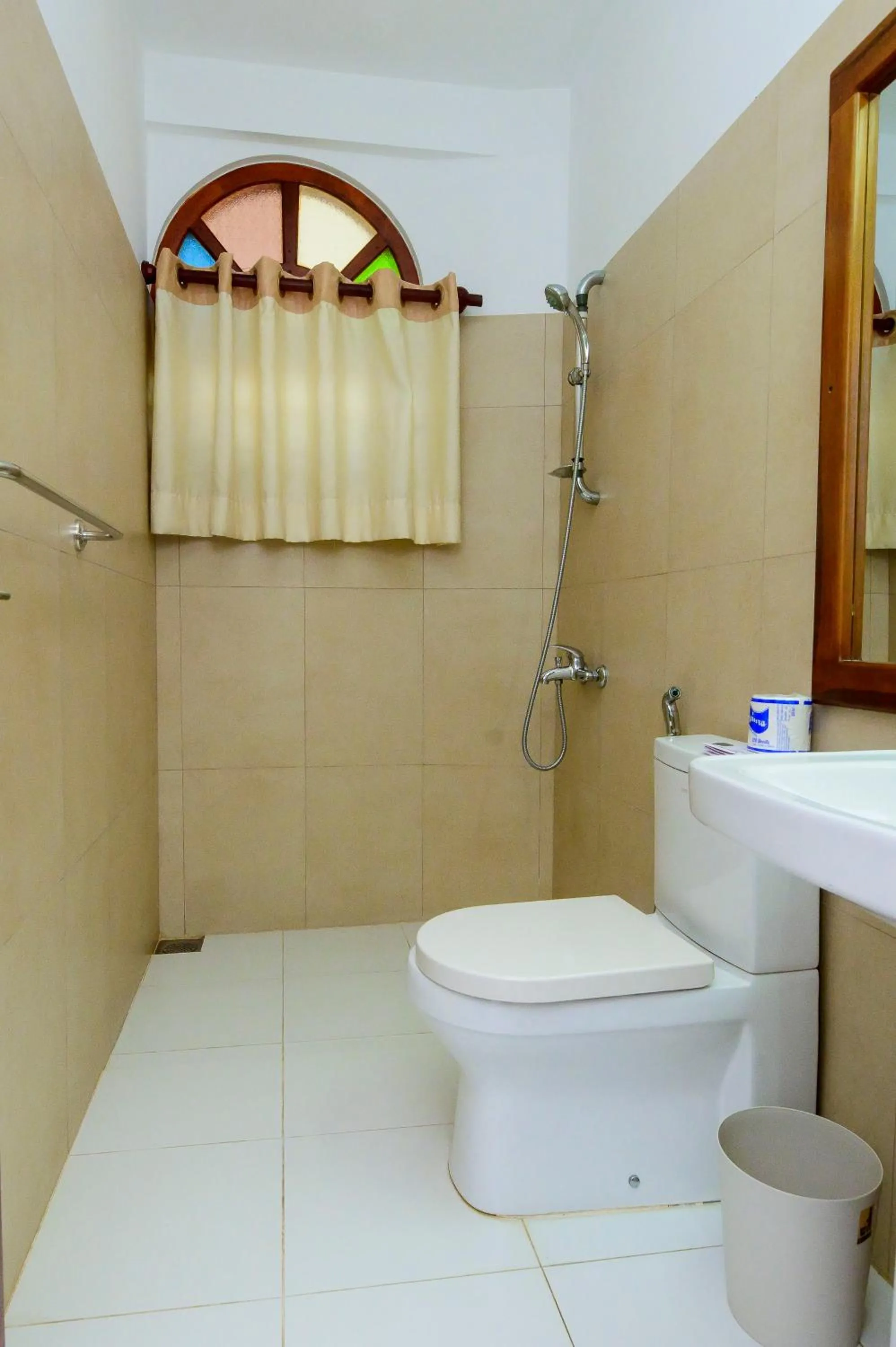 Toilet in Royal Beach Hotel Hikkaduwa