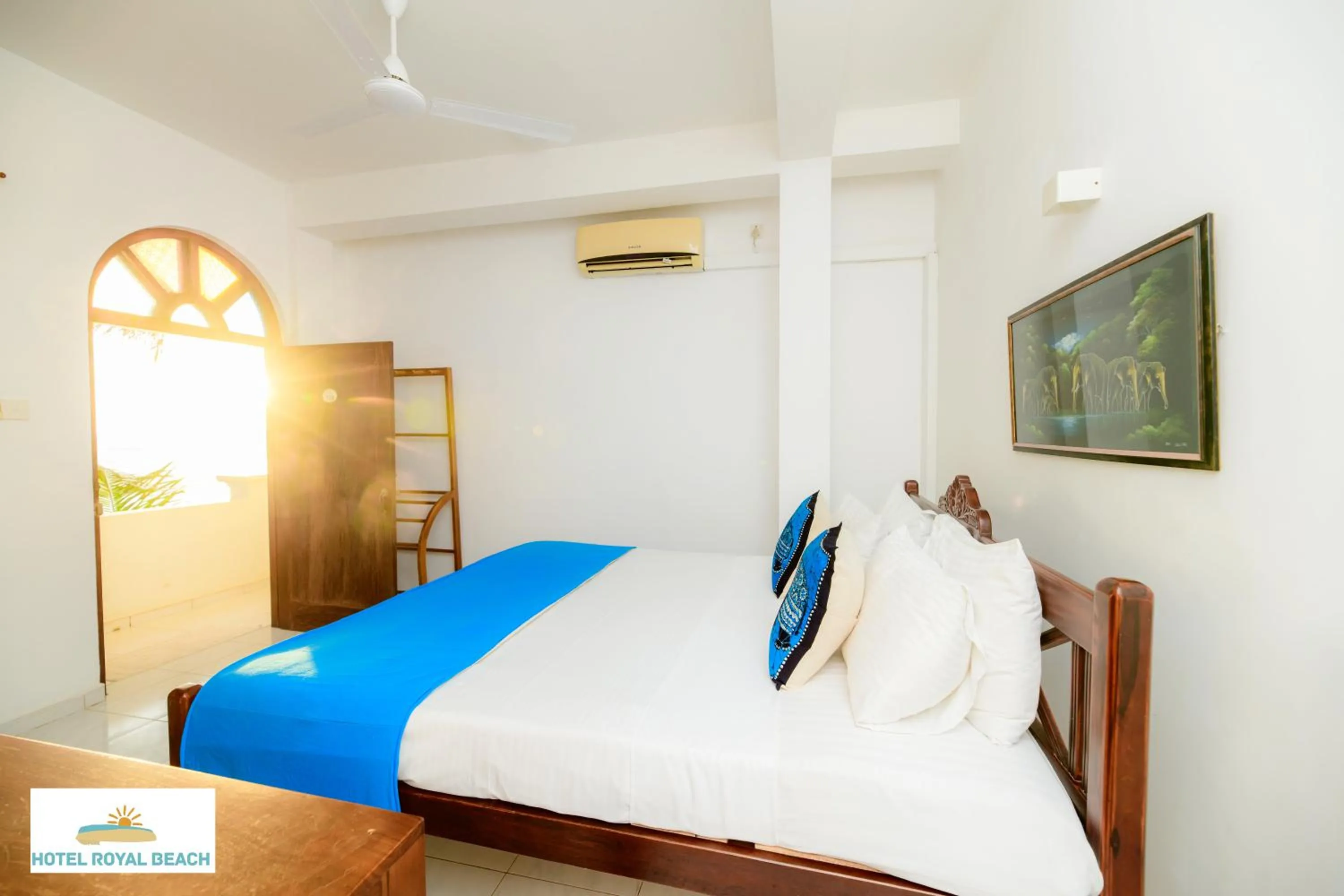 Bed in Royal Beach Hotel Hikkaduwa