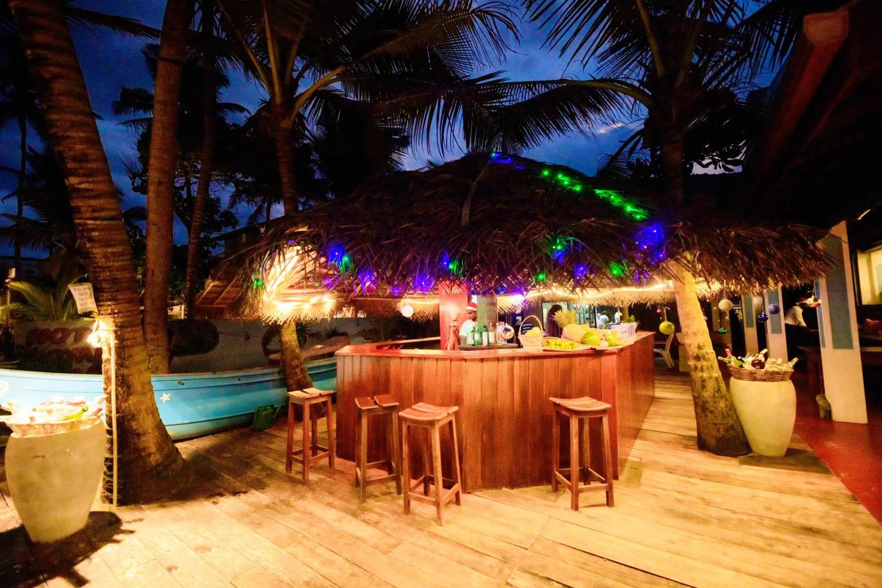Lounge or bar in Royal Beach Hotel Hikkaduwa