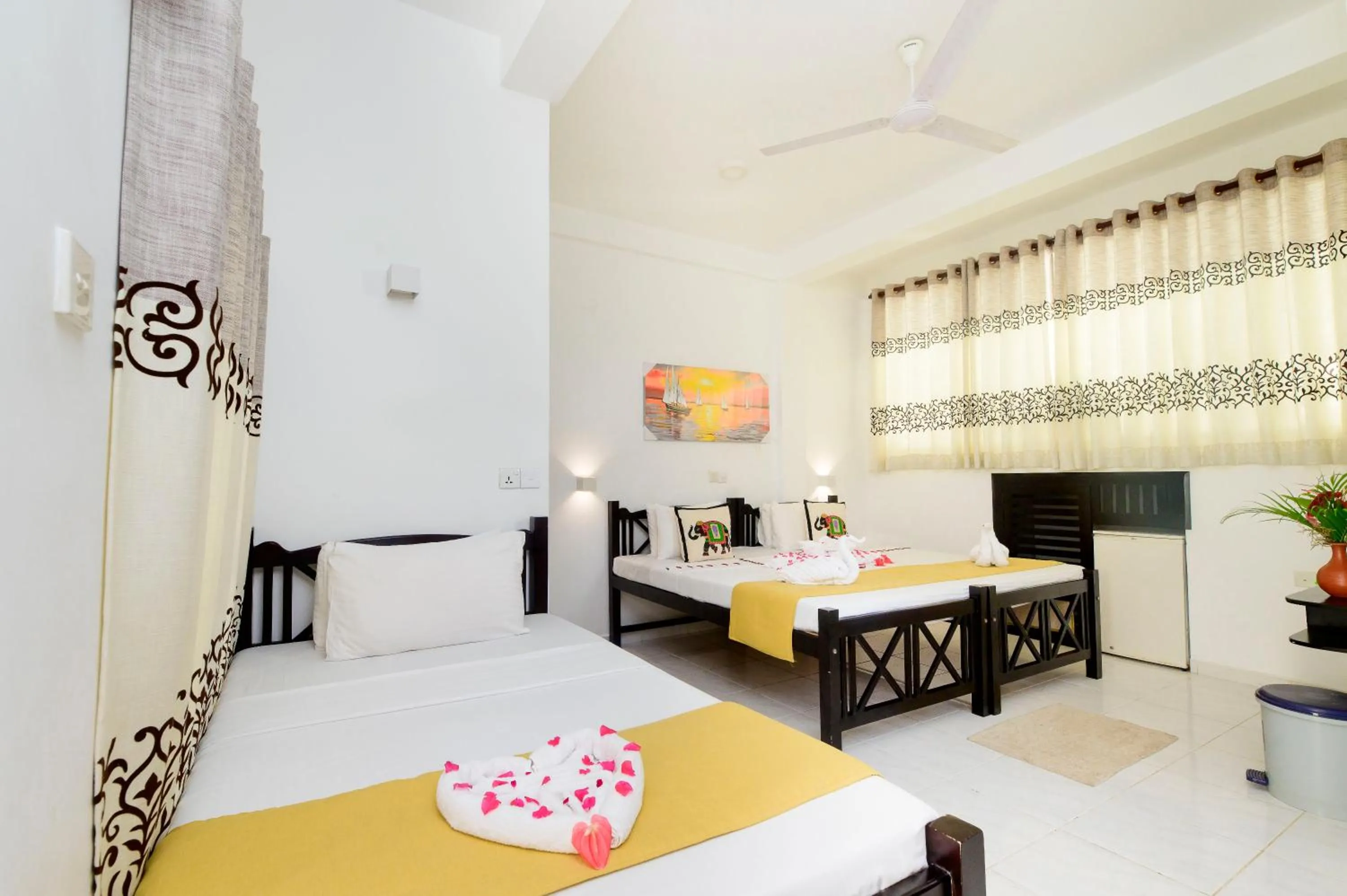 Bed in Royal Beach Hotel Hikkaduwa