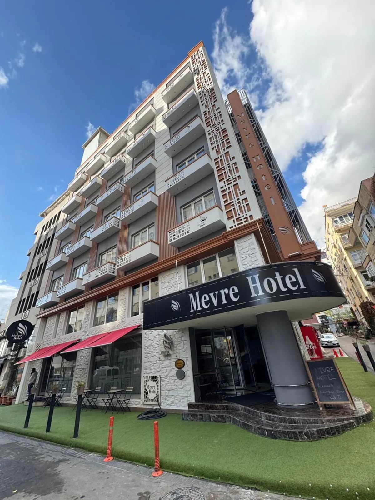 Property building in Mevre Hotel