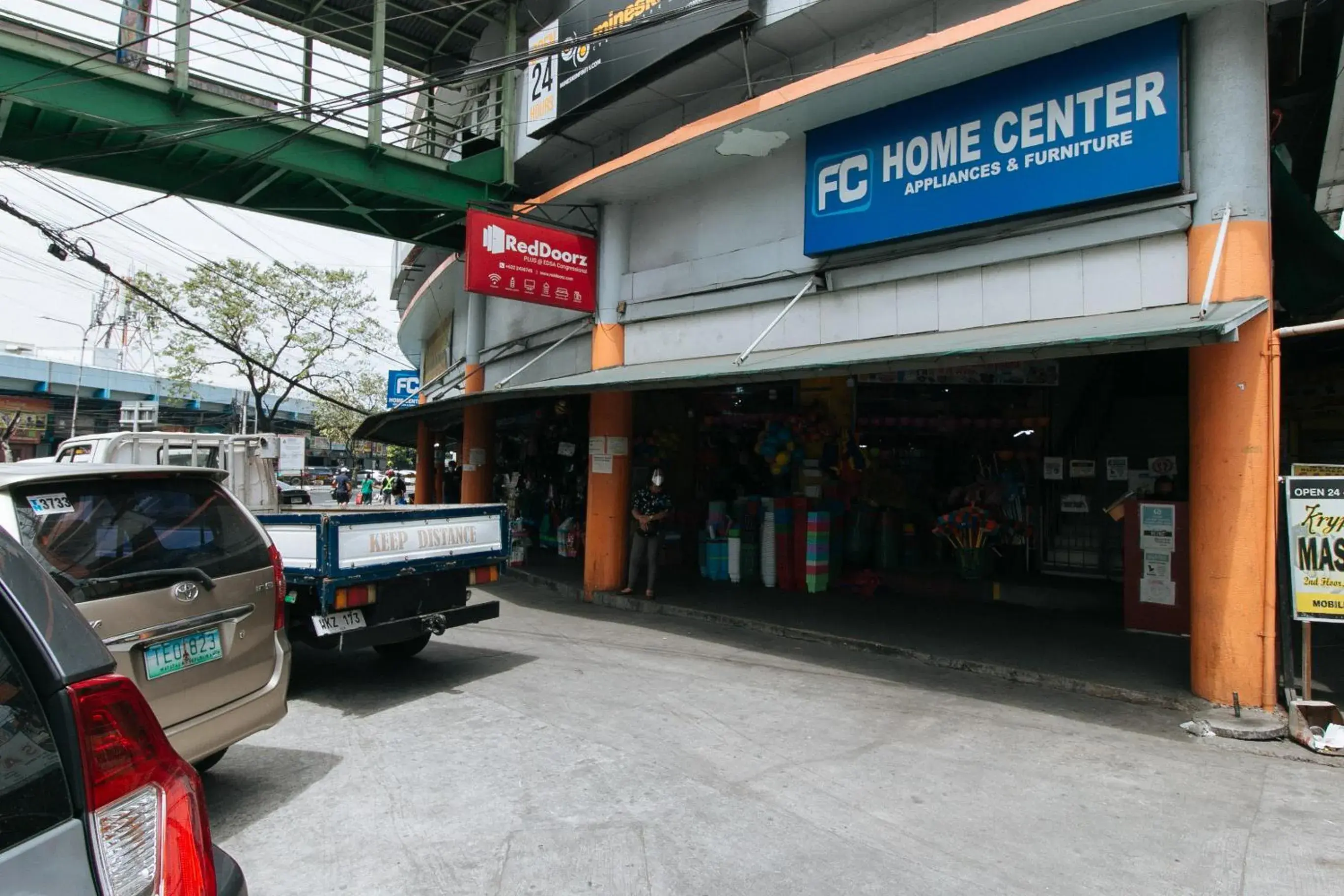 Facade/entrance in RedDoorz Plus at EDSA Congressional Facade/entrance in RedDoorz Plus at EDSA Congressional