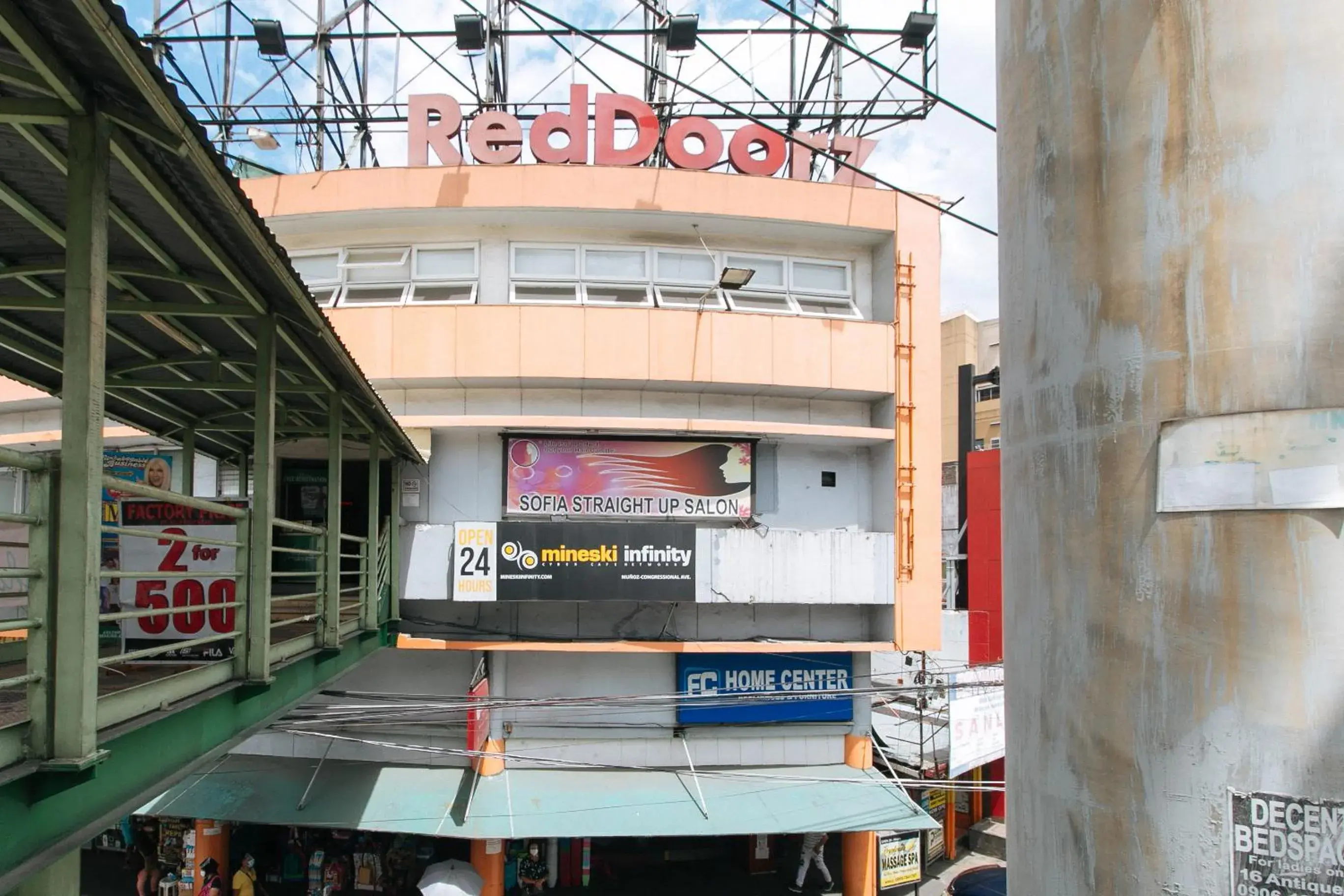 Property building in RedDoorz Plus at EDSA Congressional Property building in RedDoorz Plus at EDSA Congressional