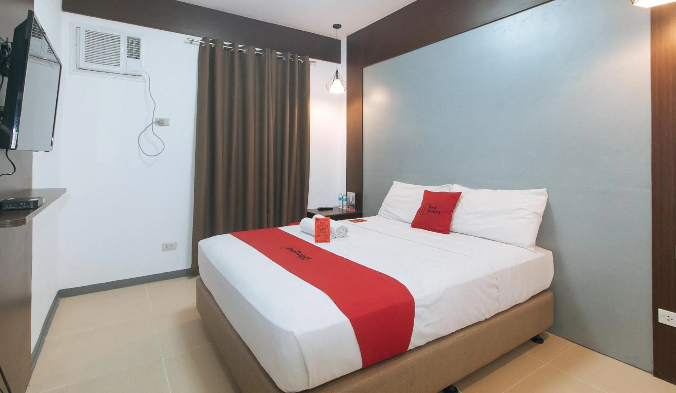 Bed in RedDoorz Plus at EDSA Congressional