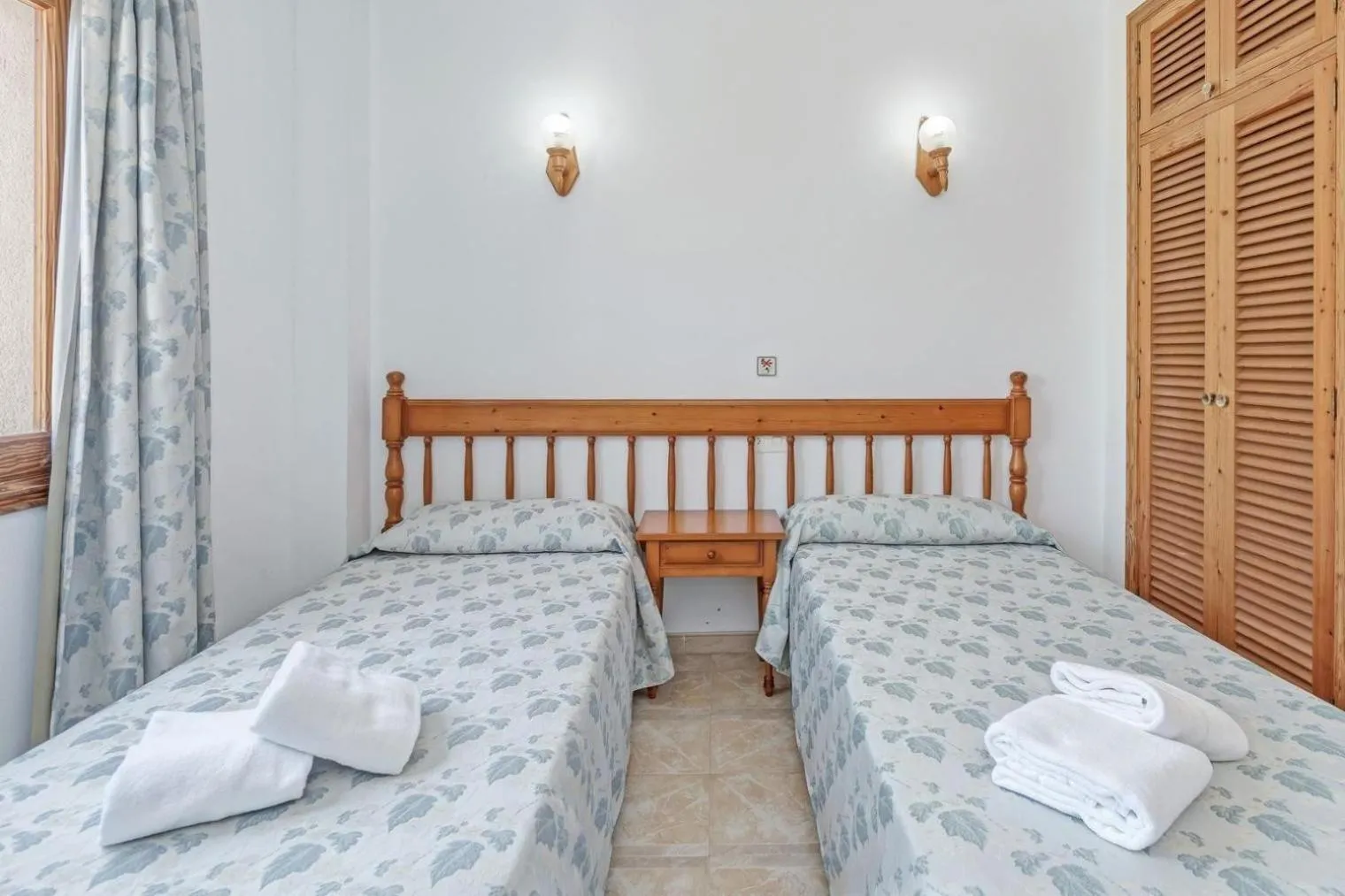 Property building, Bed in Apartamento La Cabanya 3c