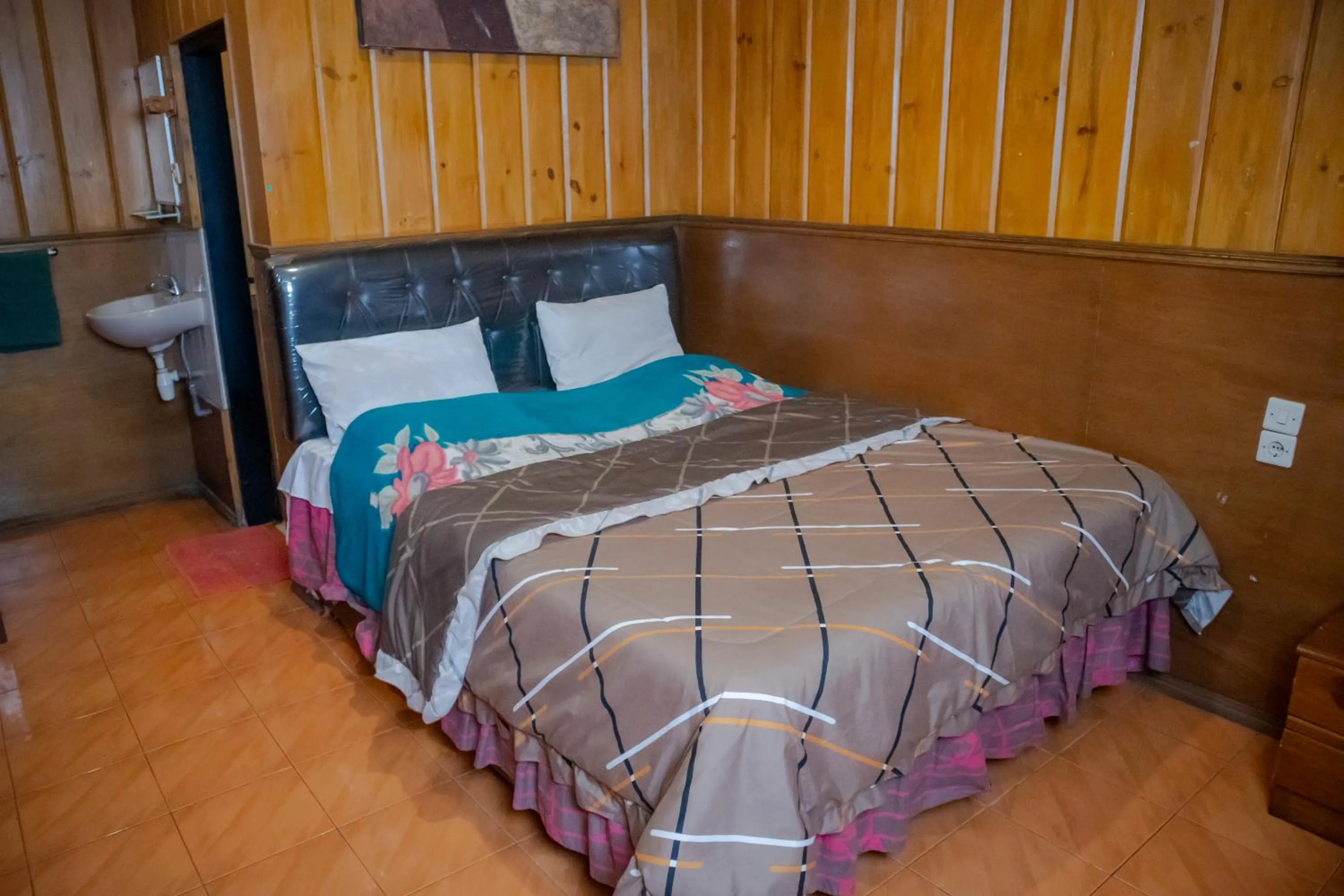 Property building, Bed in Cemara Indah Hotel