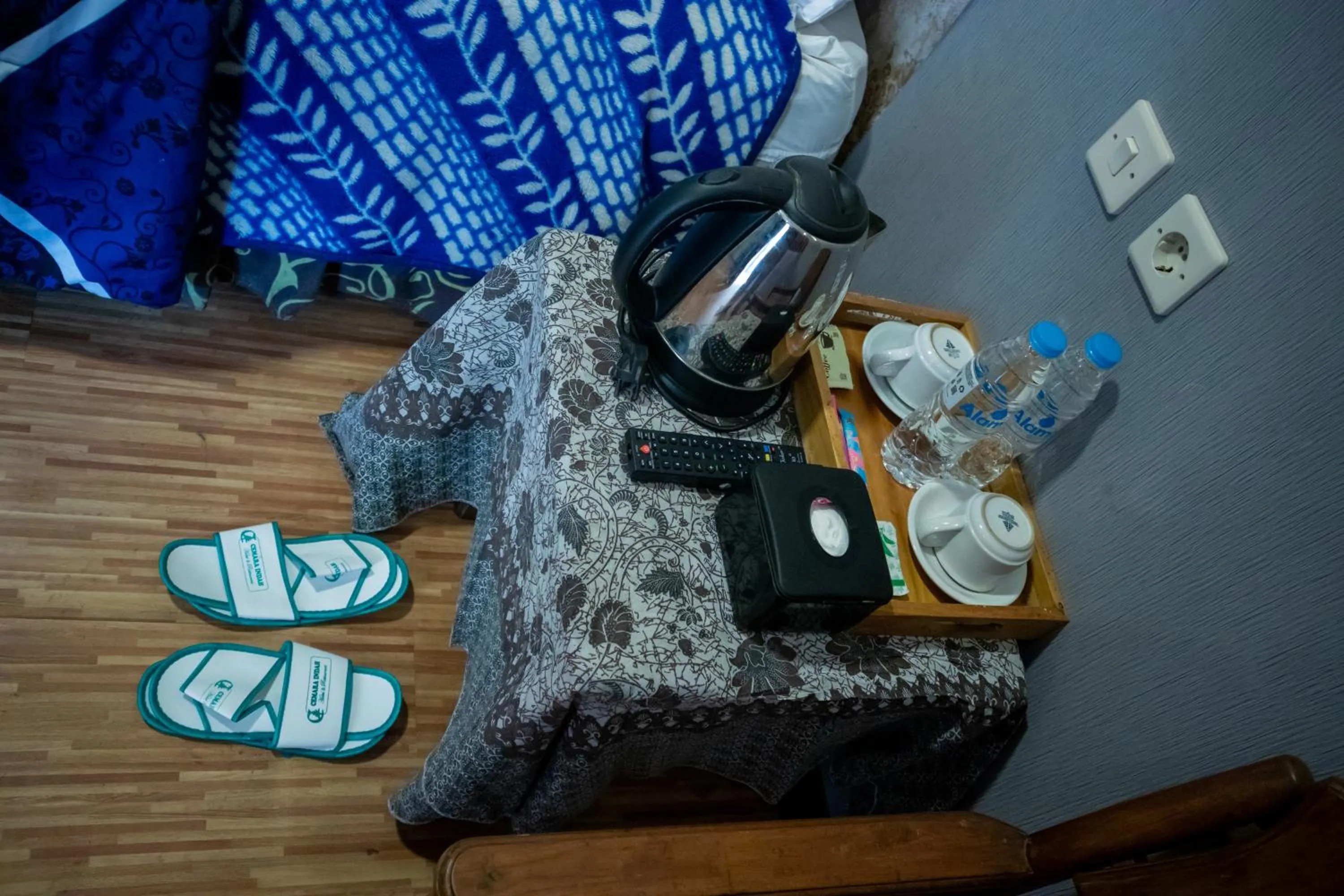 Coffee/tea facilities, Bed in Cemara Indah Hotel