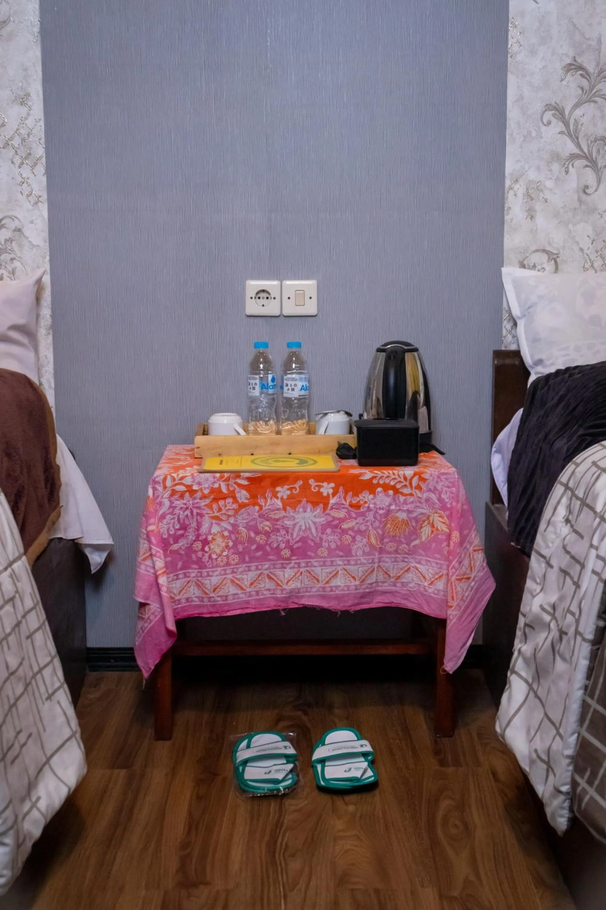 Coffee/tea facilities, Bed in Cemara Indah Hotel