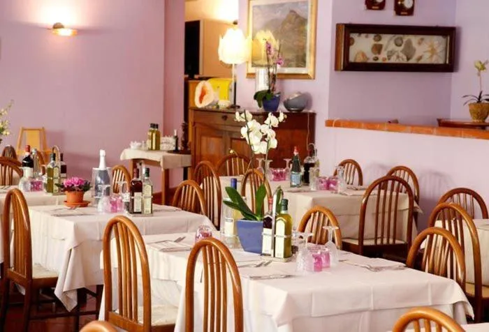 Restaurant/places to eat in Albergo Rossella