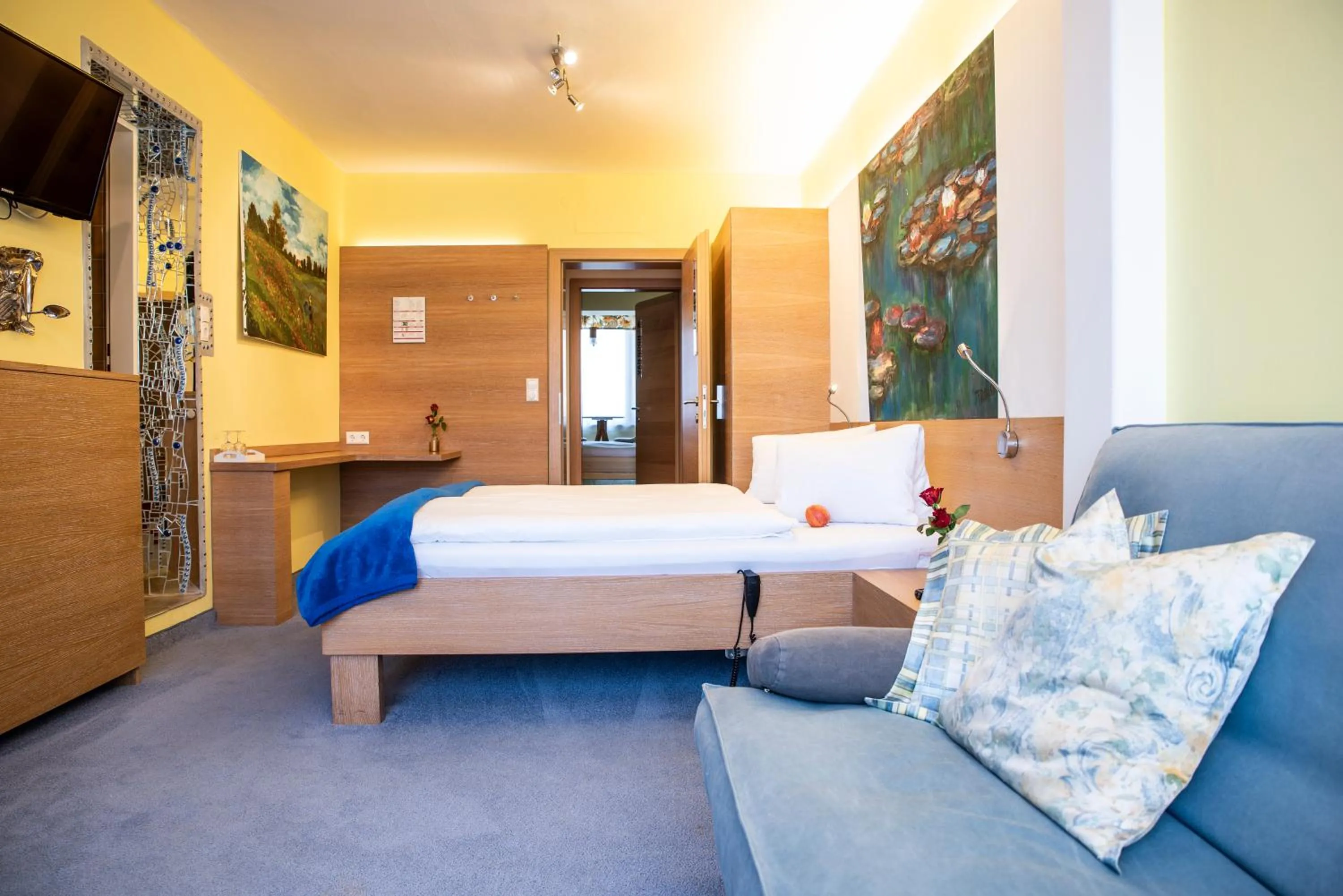 Bed in Malerwinkl Restaurant + Kunsthotel