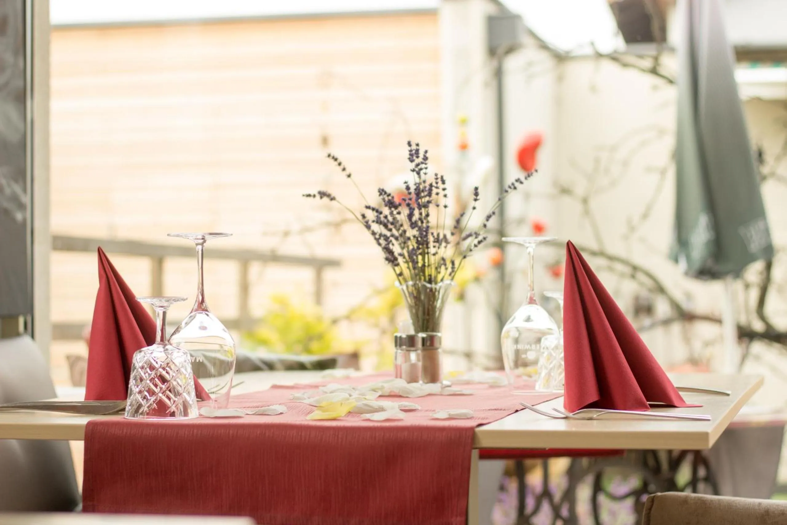 Patio in Malerwinkl Restaurant + Kunsthotel