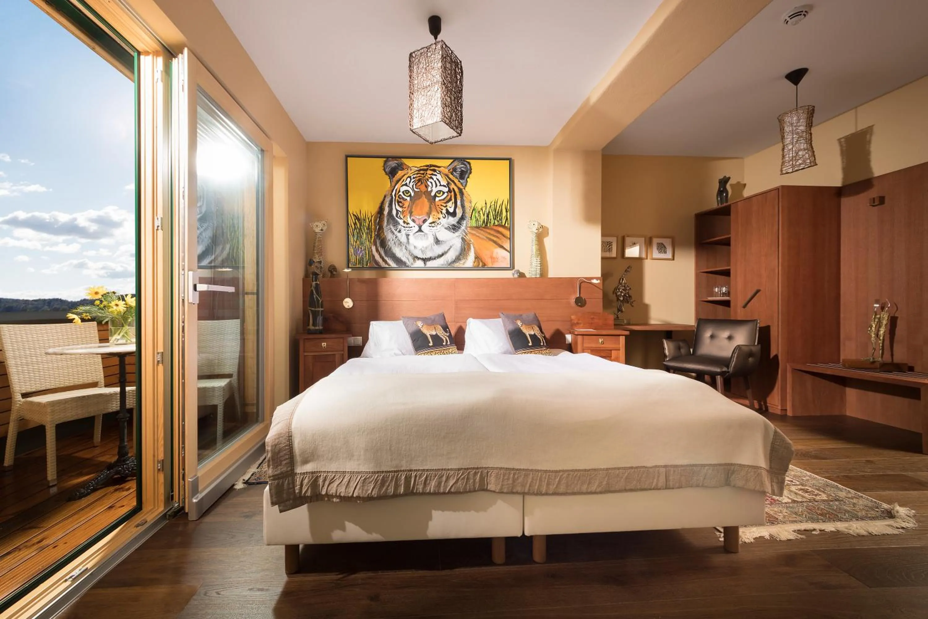 Bed in Malerwinkl Restaurant + Kunsthotel