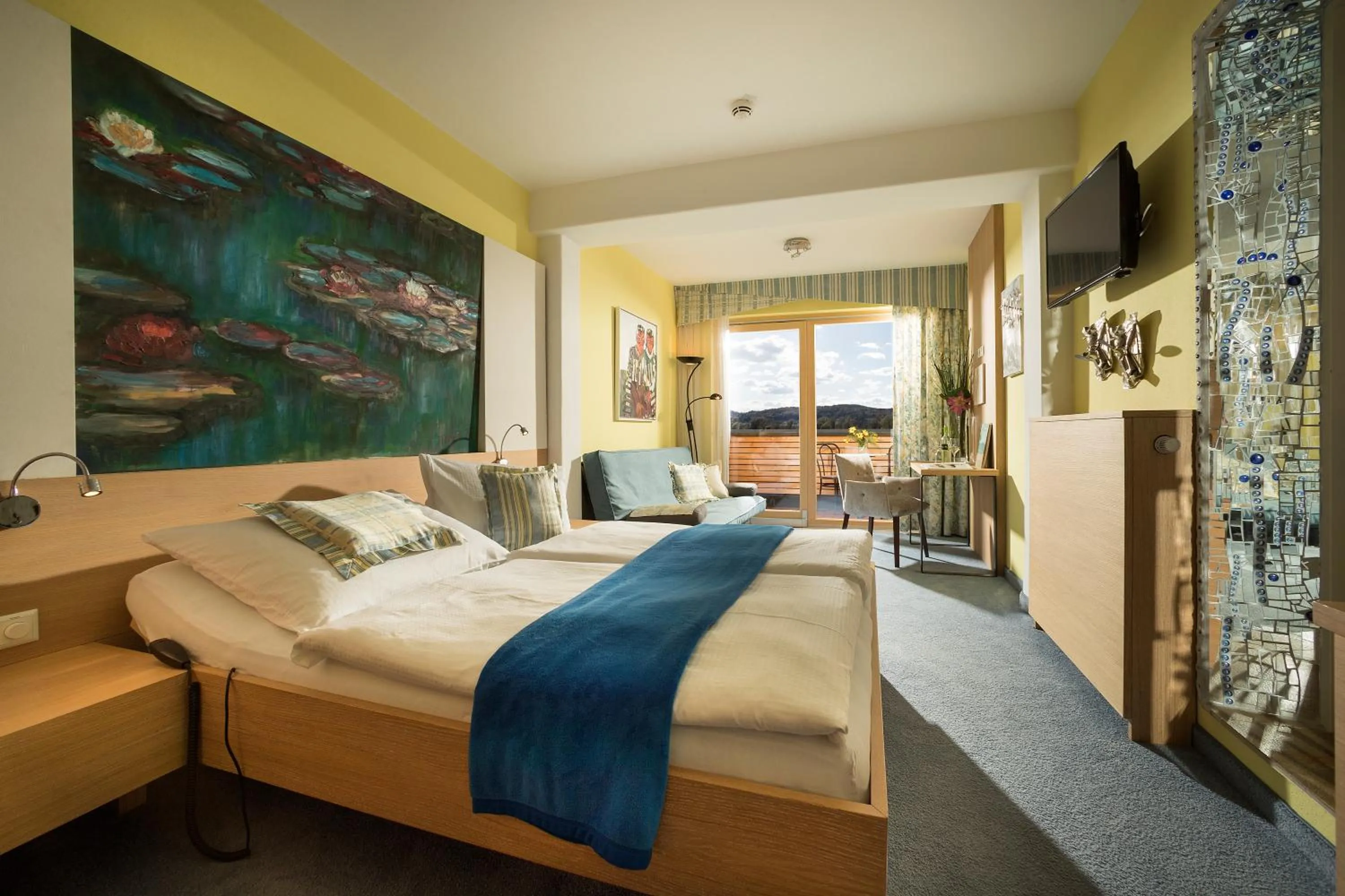 Photo of the whole room, Bed in Malerwinkl Restaurant + Kunsthotel