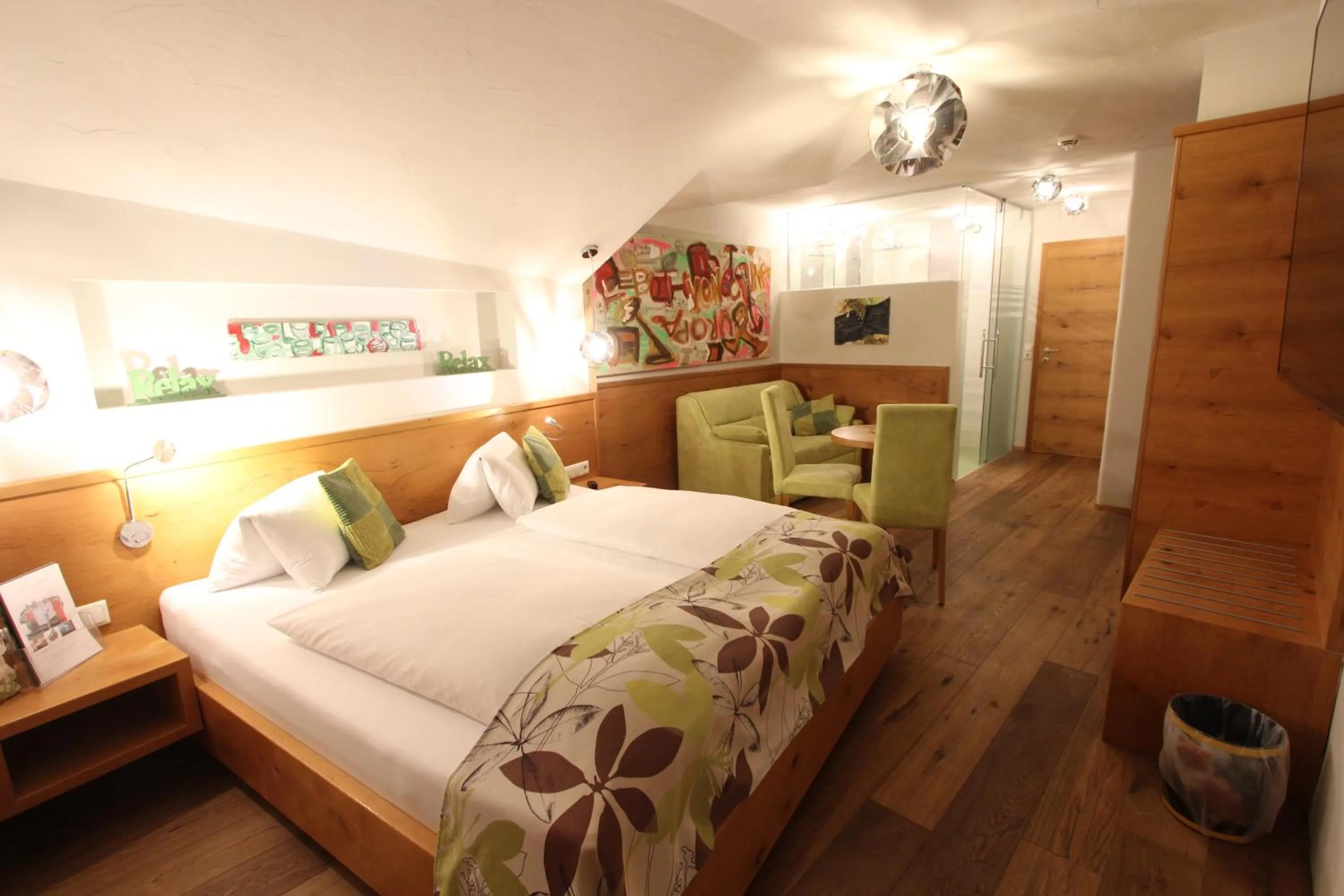 Photo of the whole room, Bed in Malerwinkl Restaurant + Kunsthotel