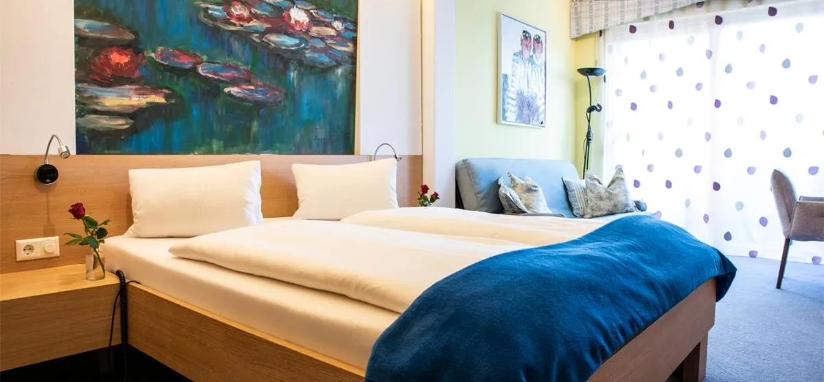 Bed in Malerwinkl Restaurant + Kunsthotel