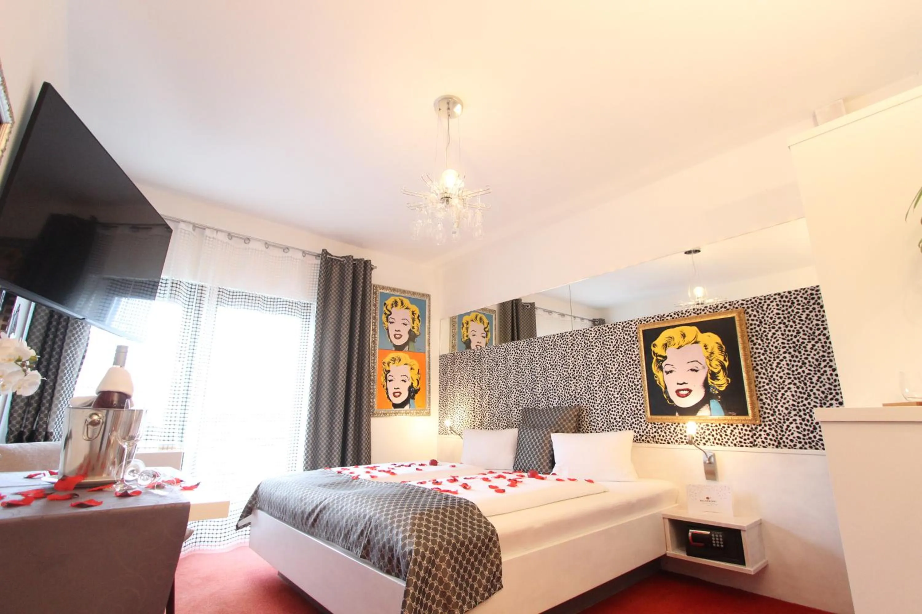 Photo of the whole room, Bed in Malerwinkl Restaurant + Kunsthotel