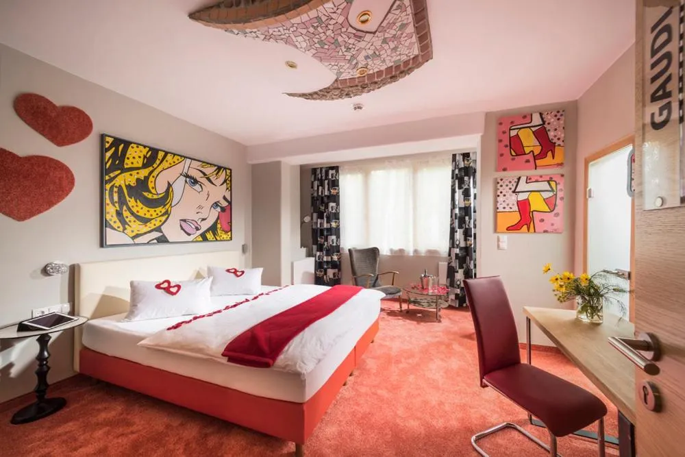 Bed in Malerwinkl Restaurant + Kunsthotel