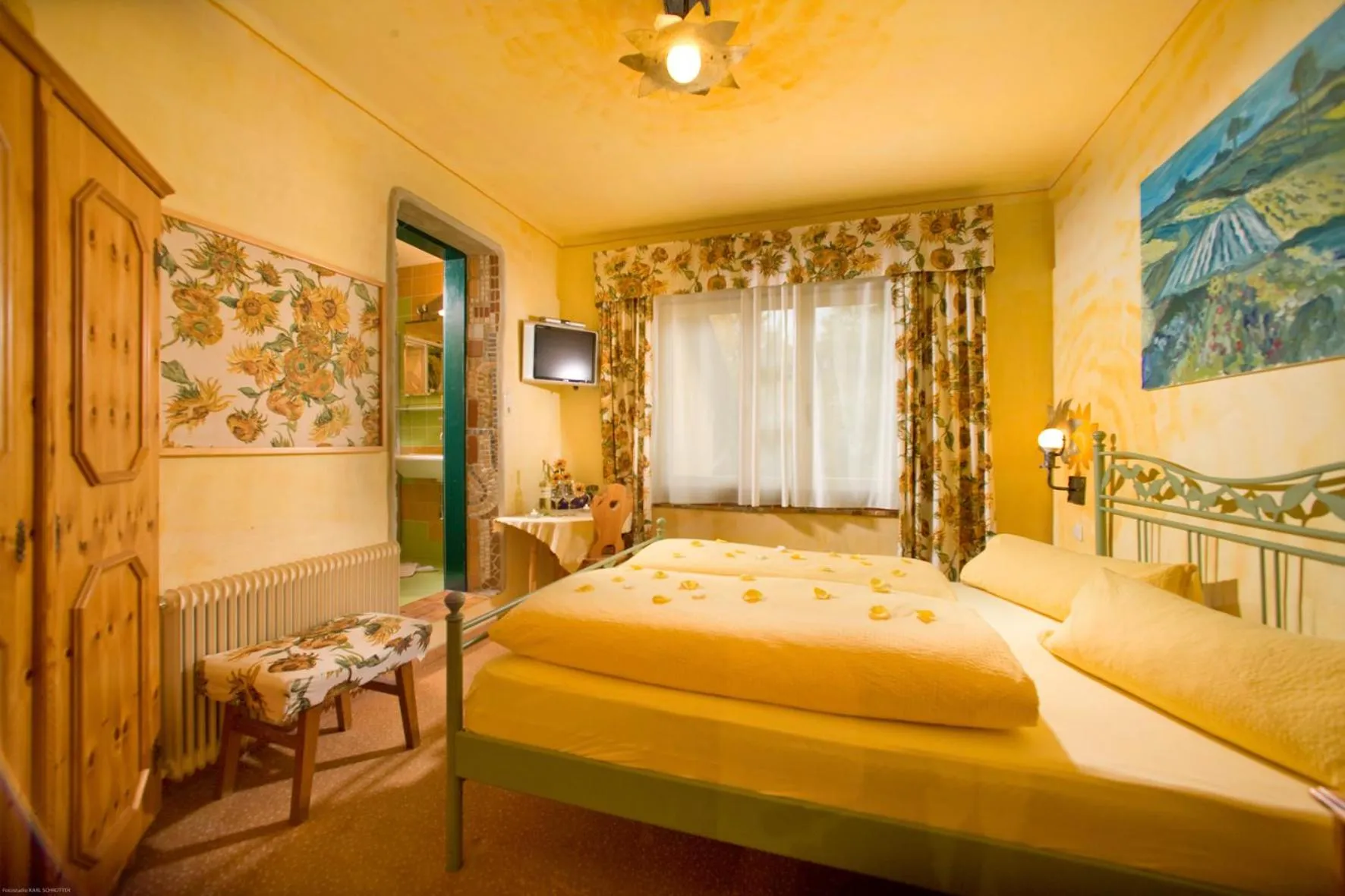 Photo of the whole room, Bed in Malerwinkl Restaurant + Kunsthotel
