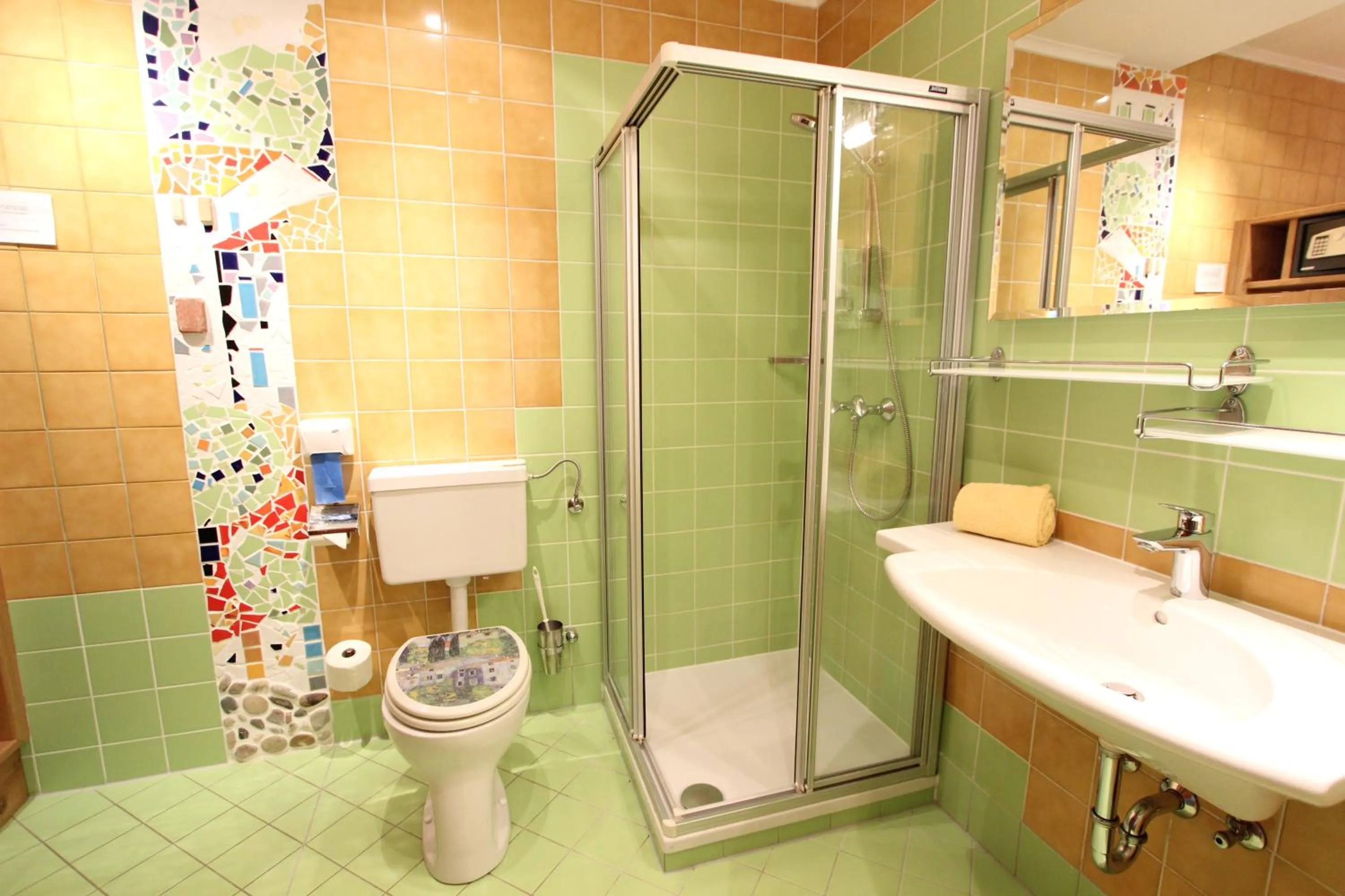 Bathroom in Malerwinkl Restaurant + Kunsthotel