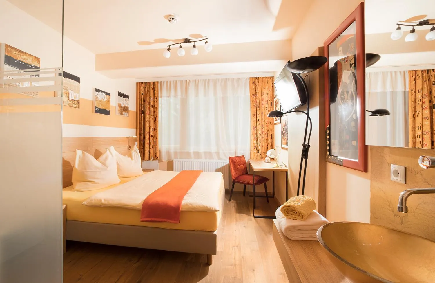 Photo of the whole room, Bed in Malerwinkl Restaurant + Kunsthotel