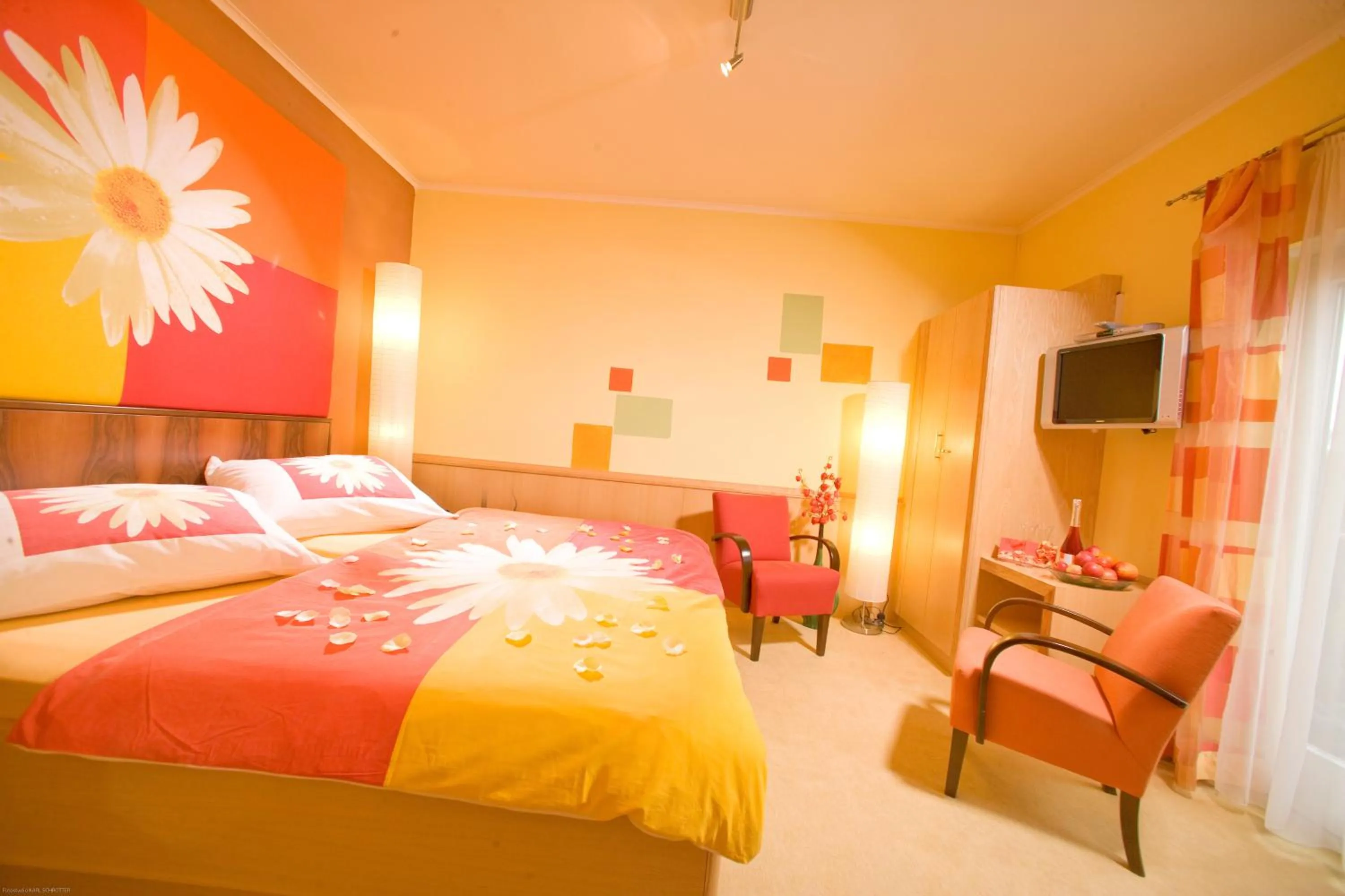 Photo of the whole room, Bed in Malerwinkl Restaurant + Kunsthotel