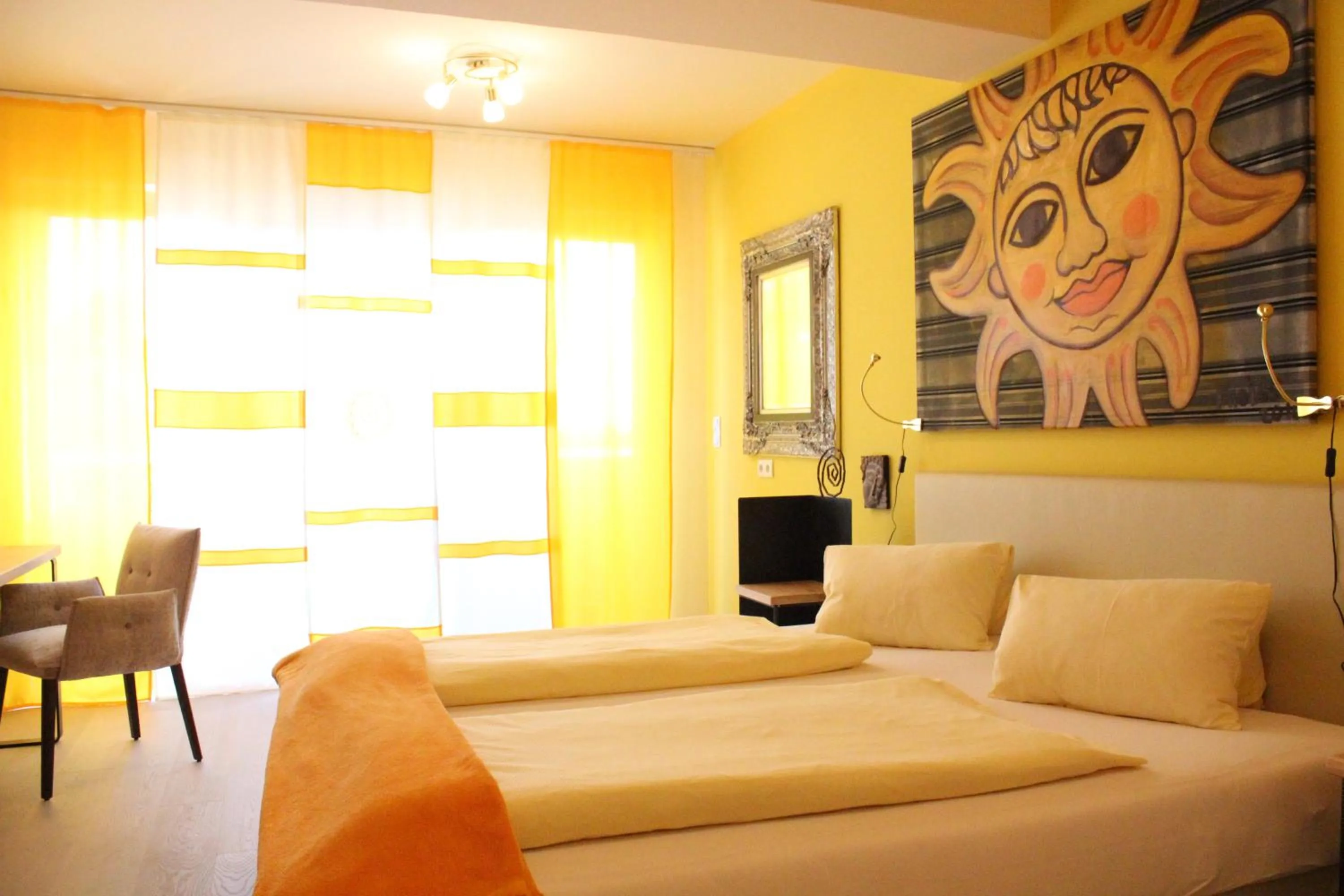 Photo of the whole room, Bed in Malerwinkl Restaurant + Kunsthotel