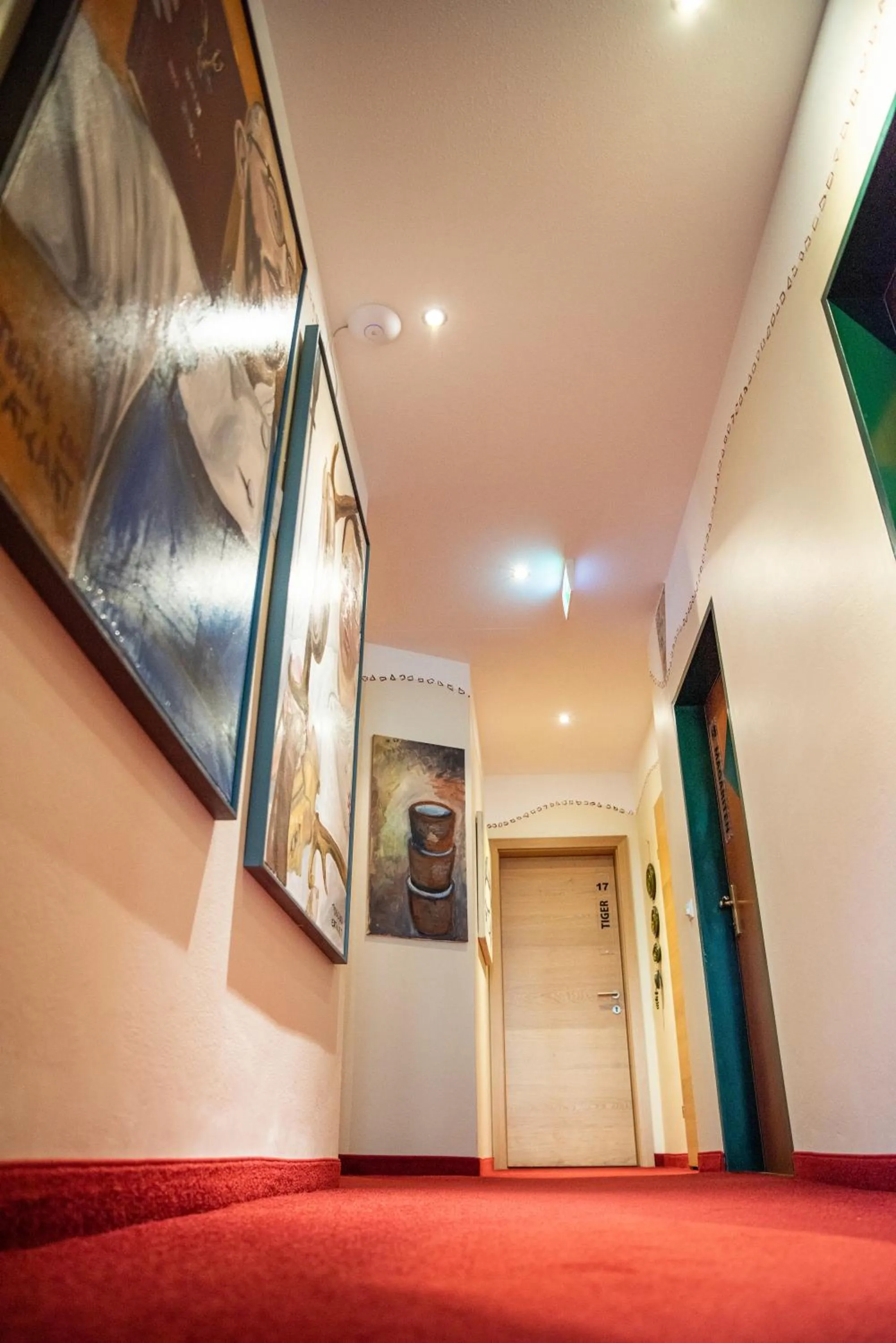 Bed in Malerwinkl Restaurant + Kunsthotel