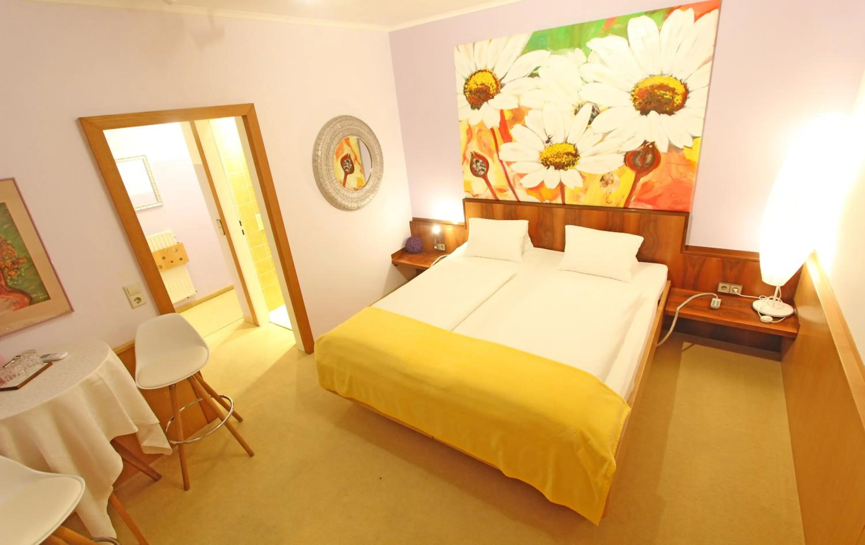 Photo of the whole room, Bed in Malerwinkl Restaurant + Kunsthotel