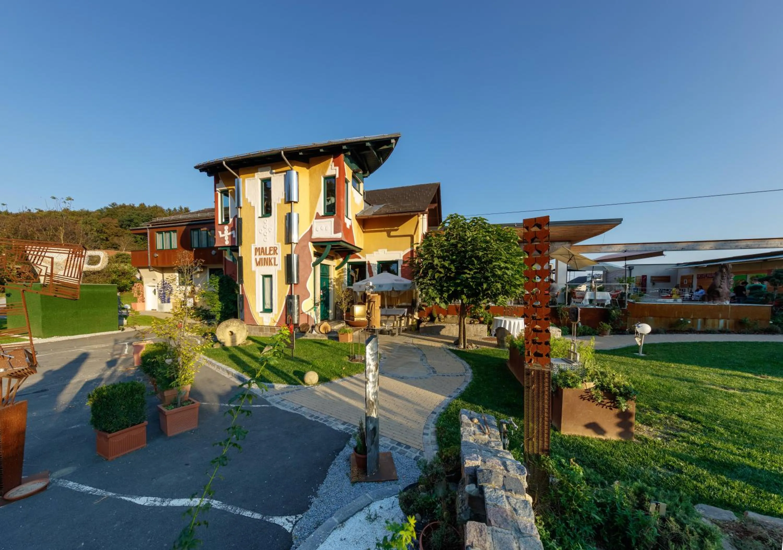 Property building in Malerwinkl Restaurant + Kunsthotel