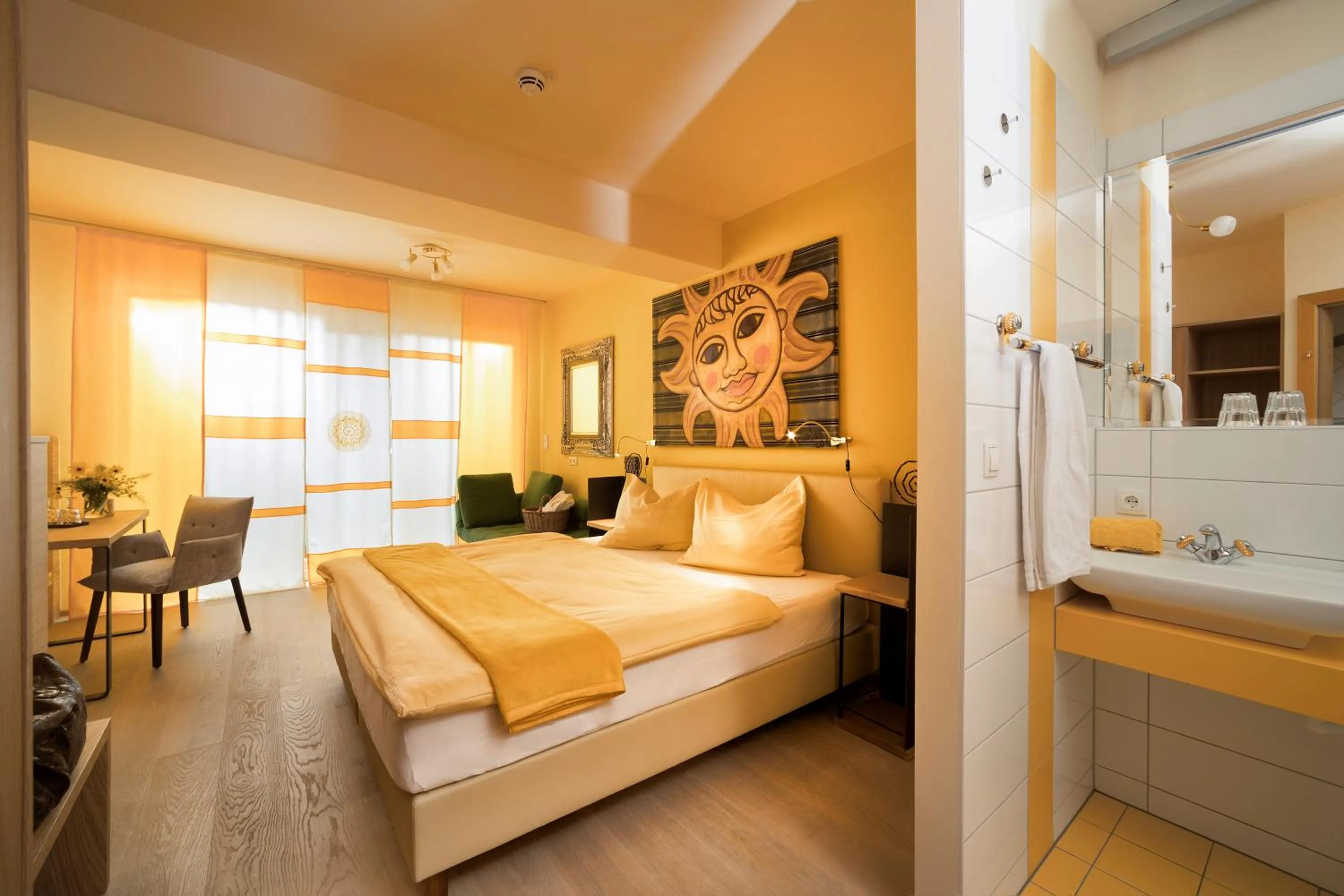 Photo of the whole room, Bed in Malerwinkl Restaurant + Kunsthotel