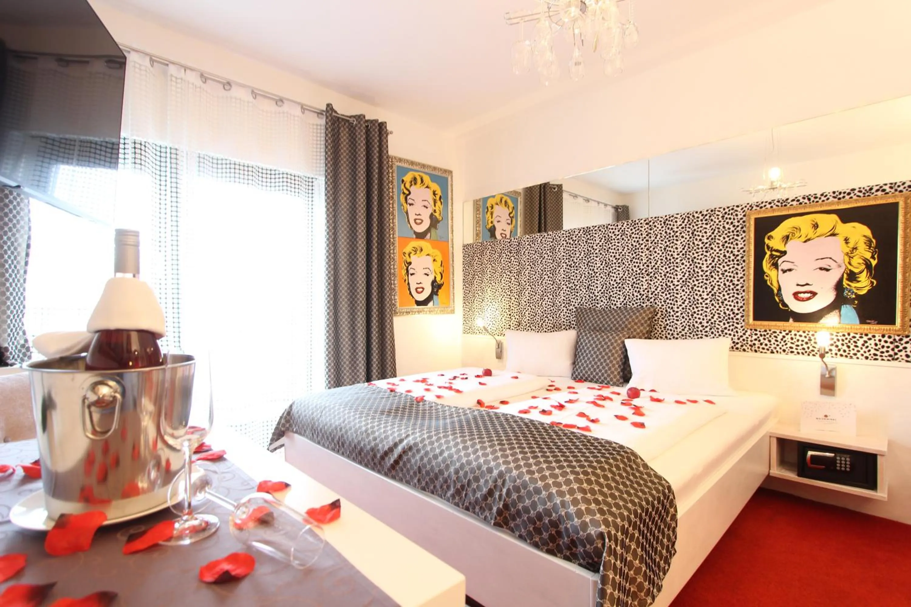 Bedroom, Bed in Malerwinkl Restaurant + Kunsthotel