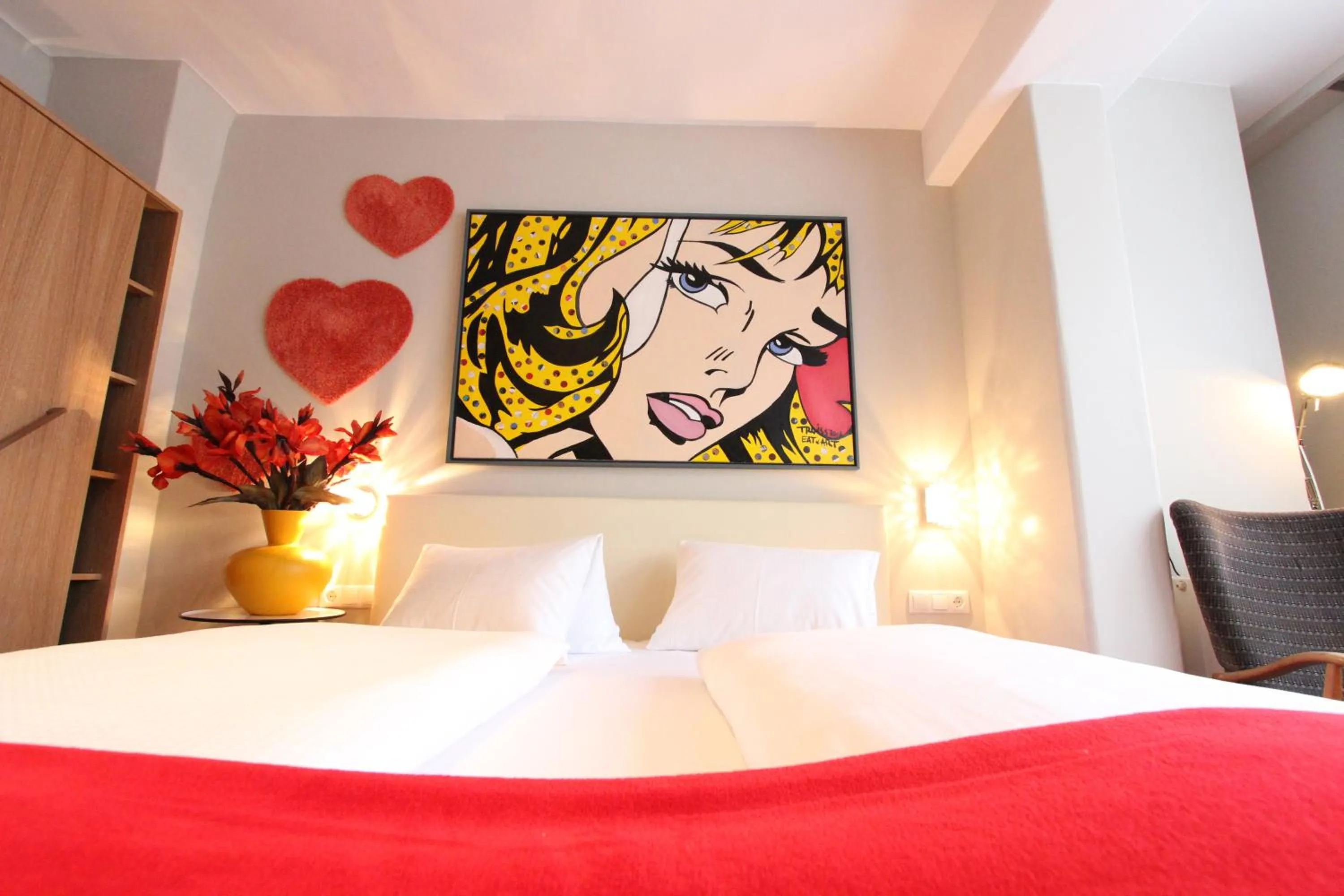 Photo of the whole room, Bed in Malerwinkl Restaurant + Kunsthotel