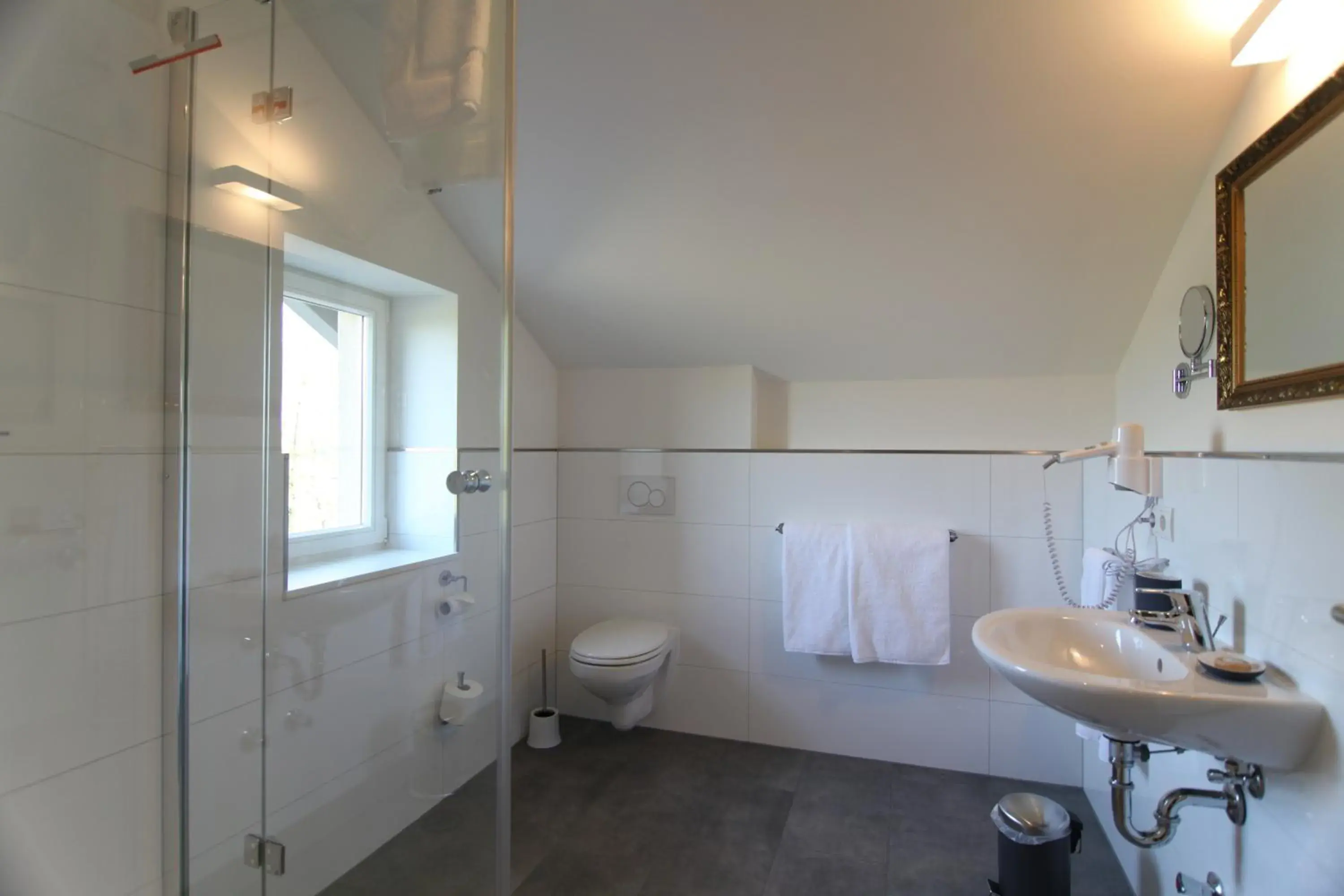 Deluxe Double Room in Zum Bahnhof 1894 Deluxe Double Room in Zum Bahnhof 1894