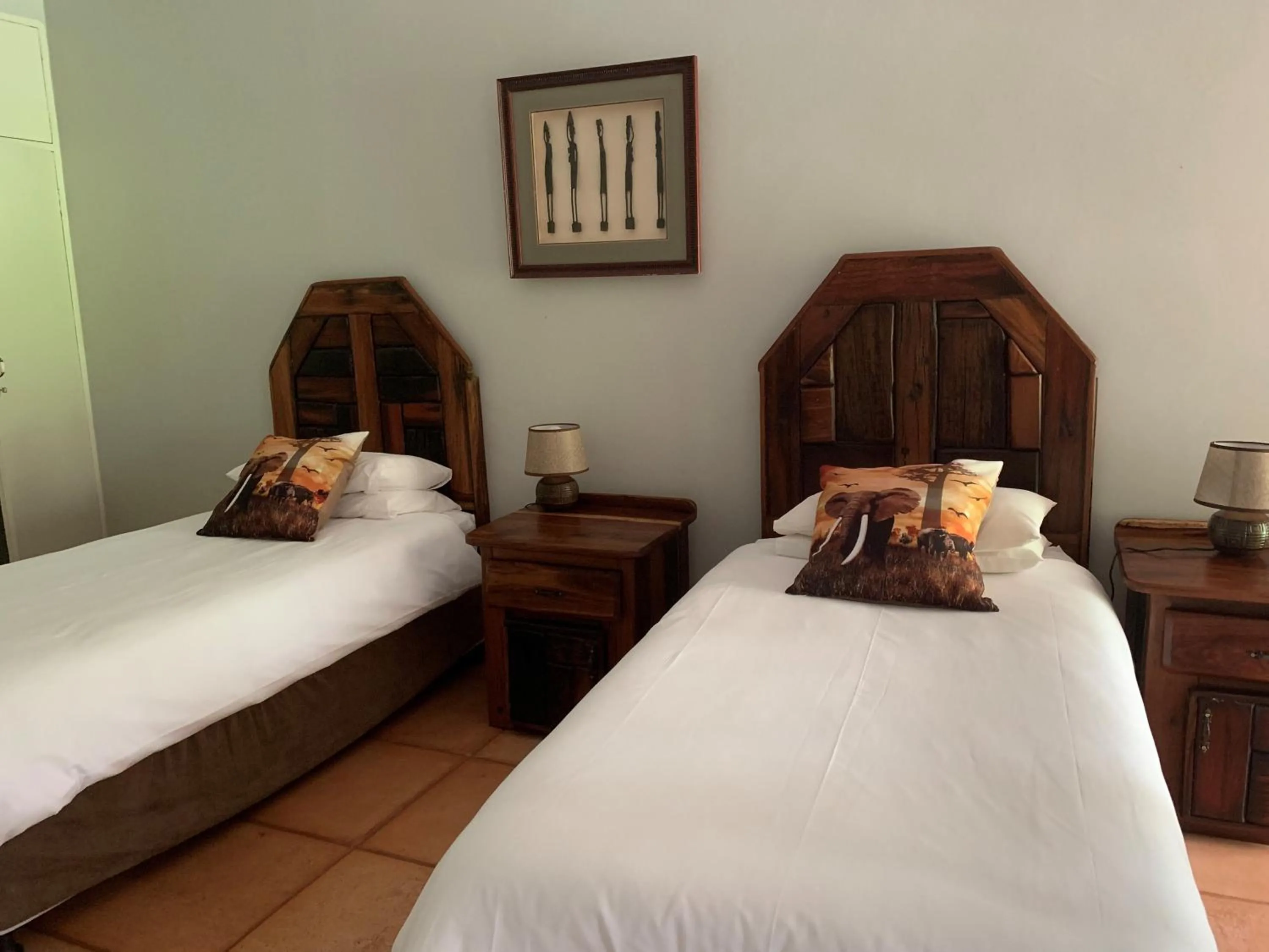Twin Room with Private Bathroom in Kransberg Country Lodge Guest Farm