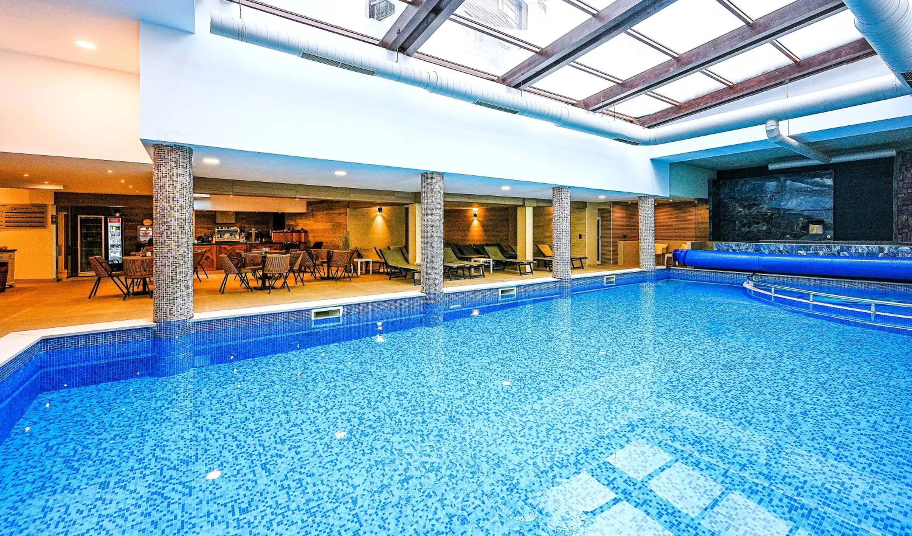 Swimming pool in Predela 2 Aparthotel