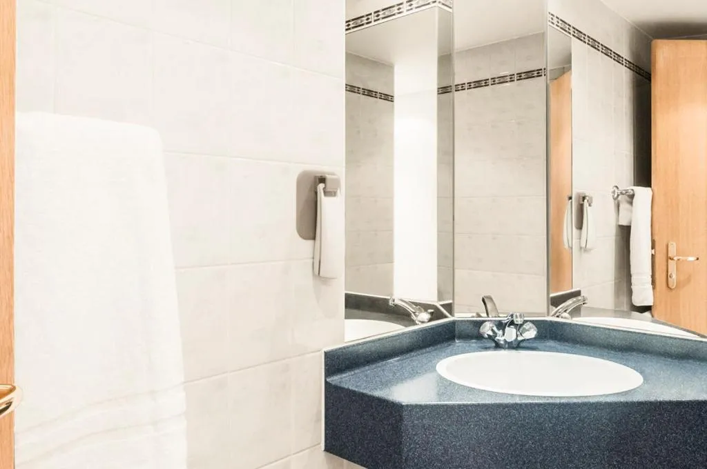 Shower in ibis Rotherham East – (M18 / M1)