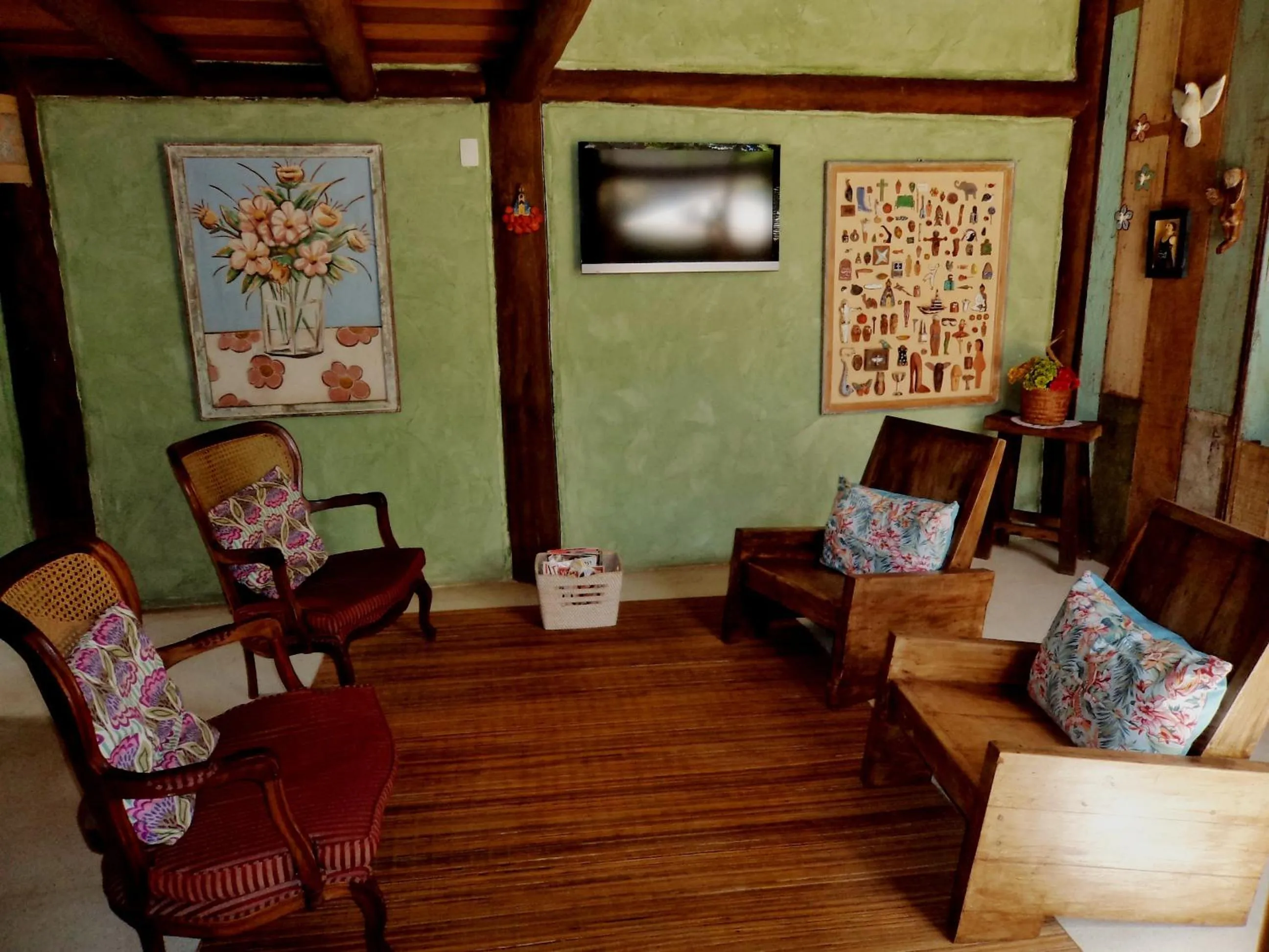 Communal lounge/ TV room in Pousada Rosa dos Ventos
