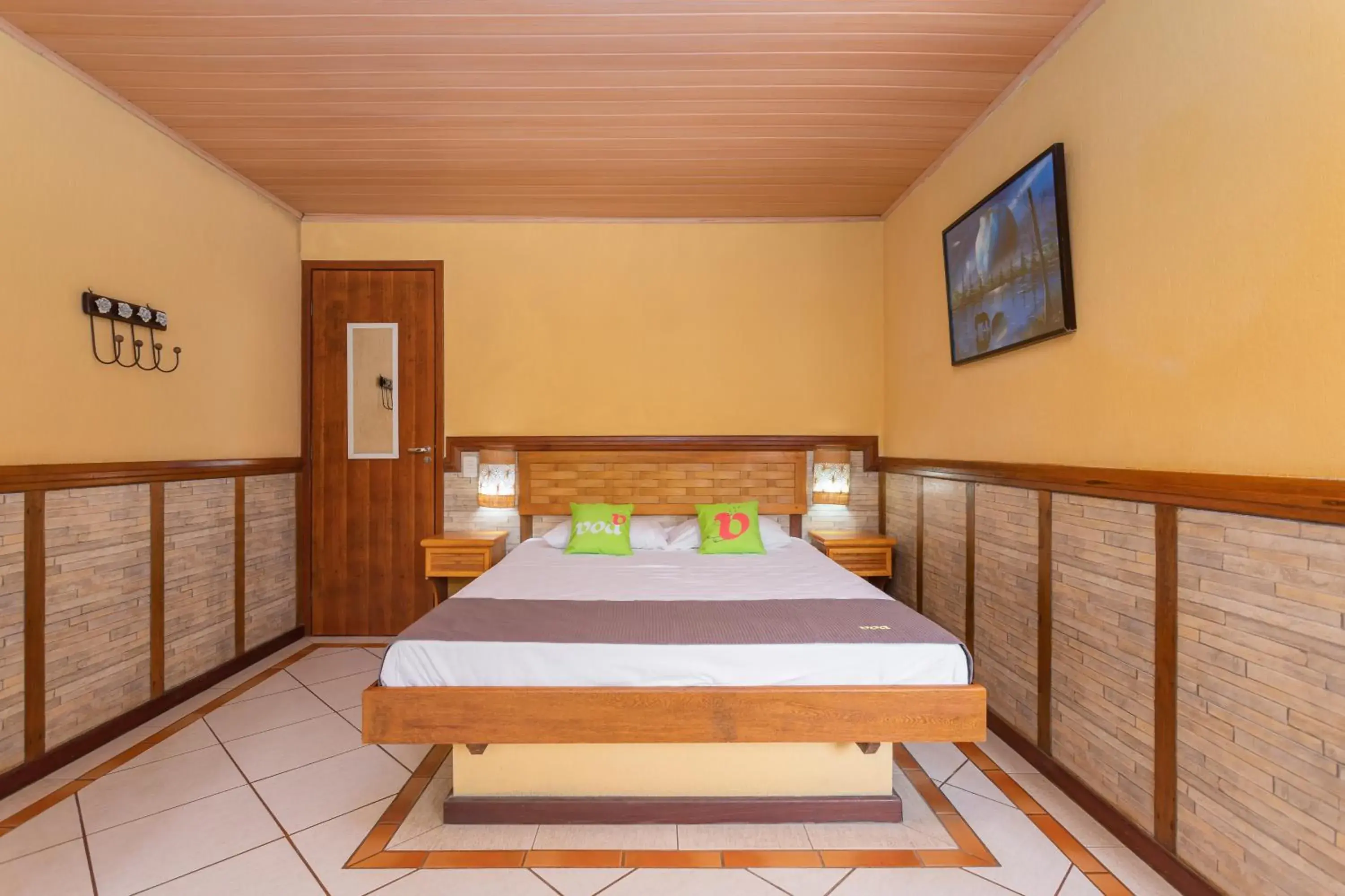 Suite with Hot Tub in Wood House Suite with Hot Tub in Wood House