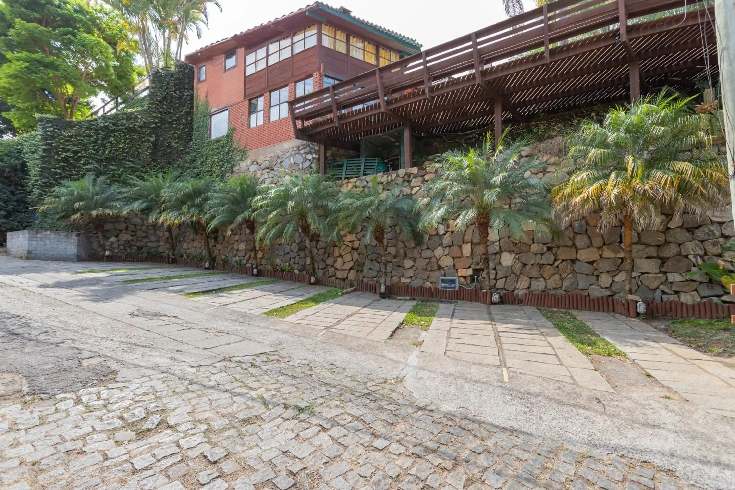 Facade/entrance in Wood House Facade/entrance in Wood House