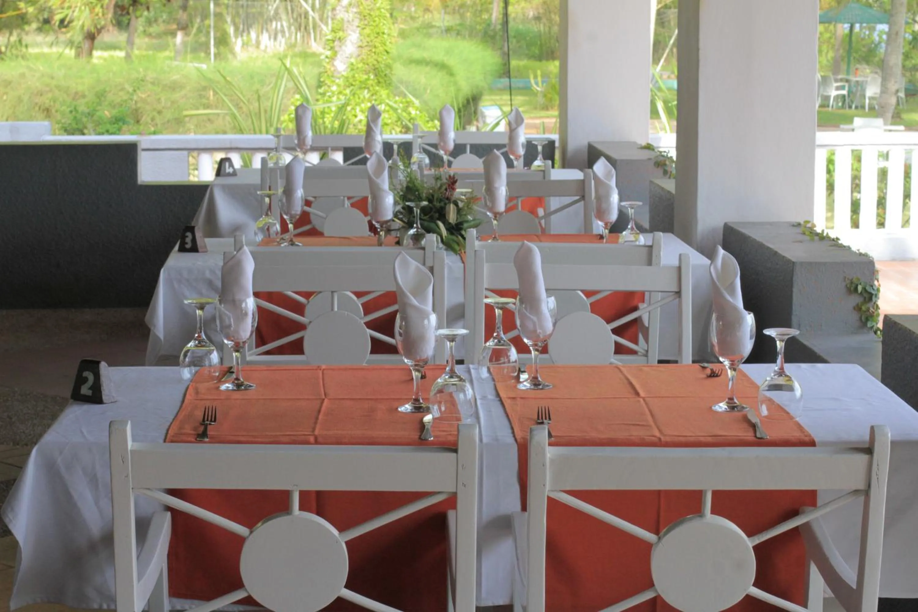 Restaurant/places to eat in African Queen Lodge