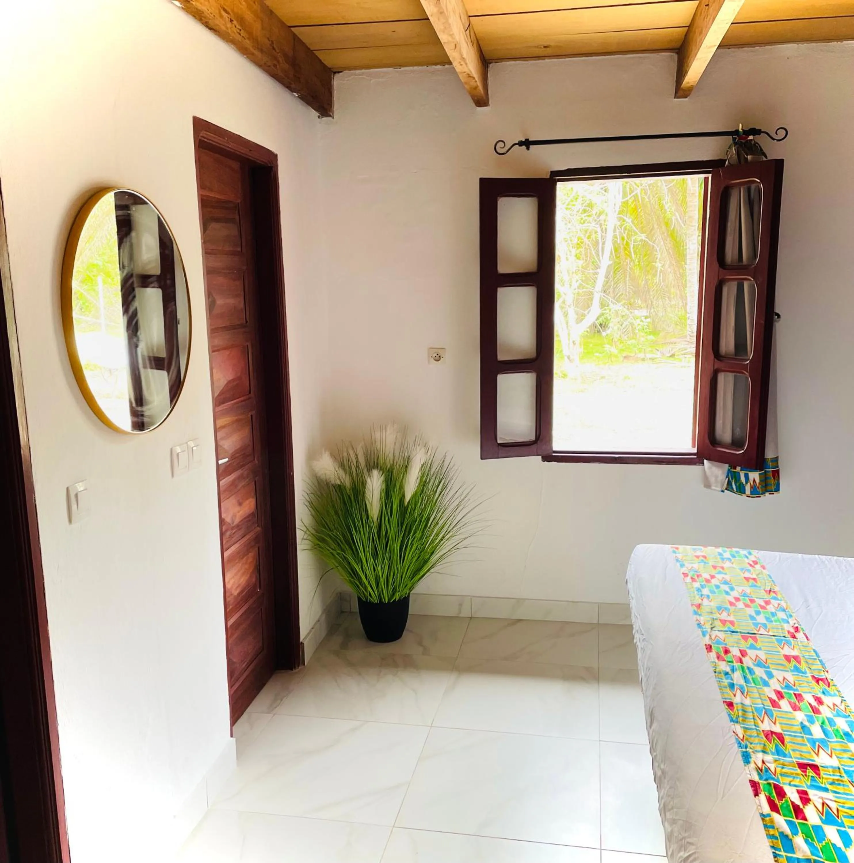 Facade/entrance, Bed in African Queen Lodge
