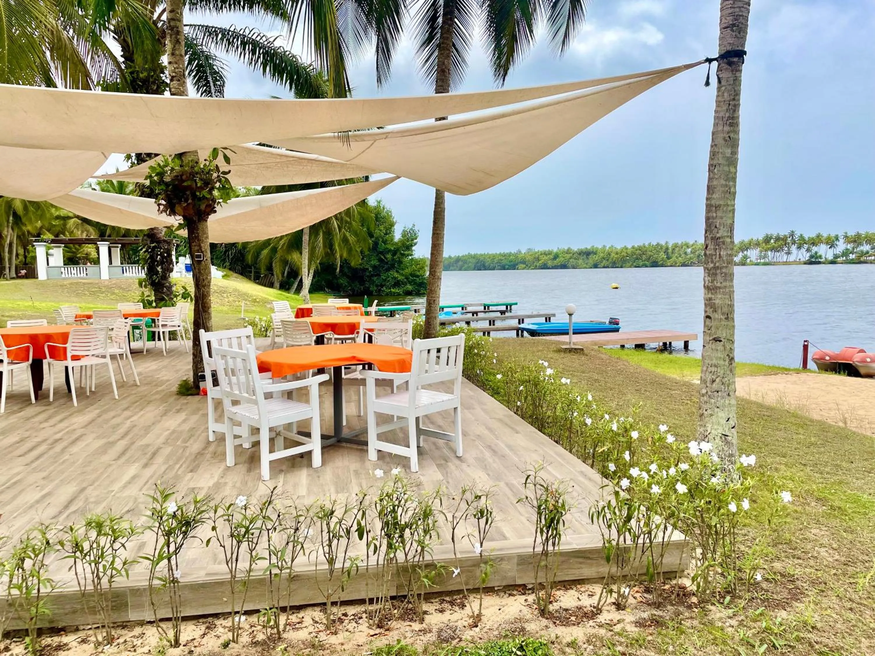 Restaurant/places to eat in African Queen Lodge