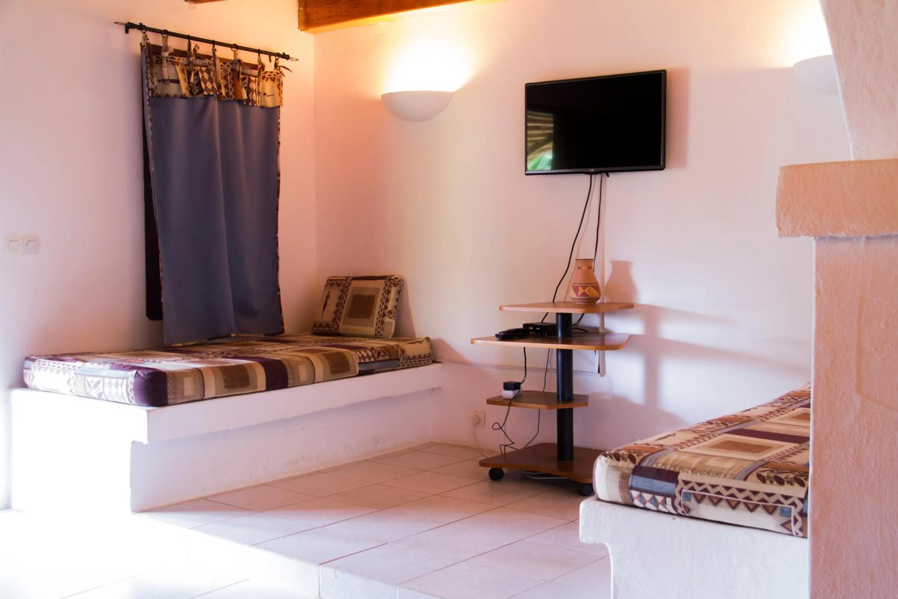 Seating area, Bed in African Queen Lodge